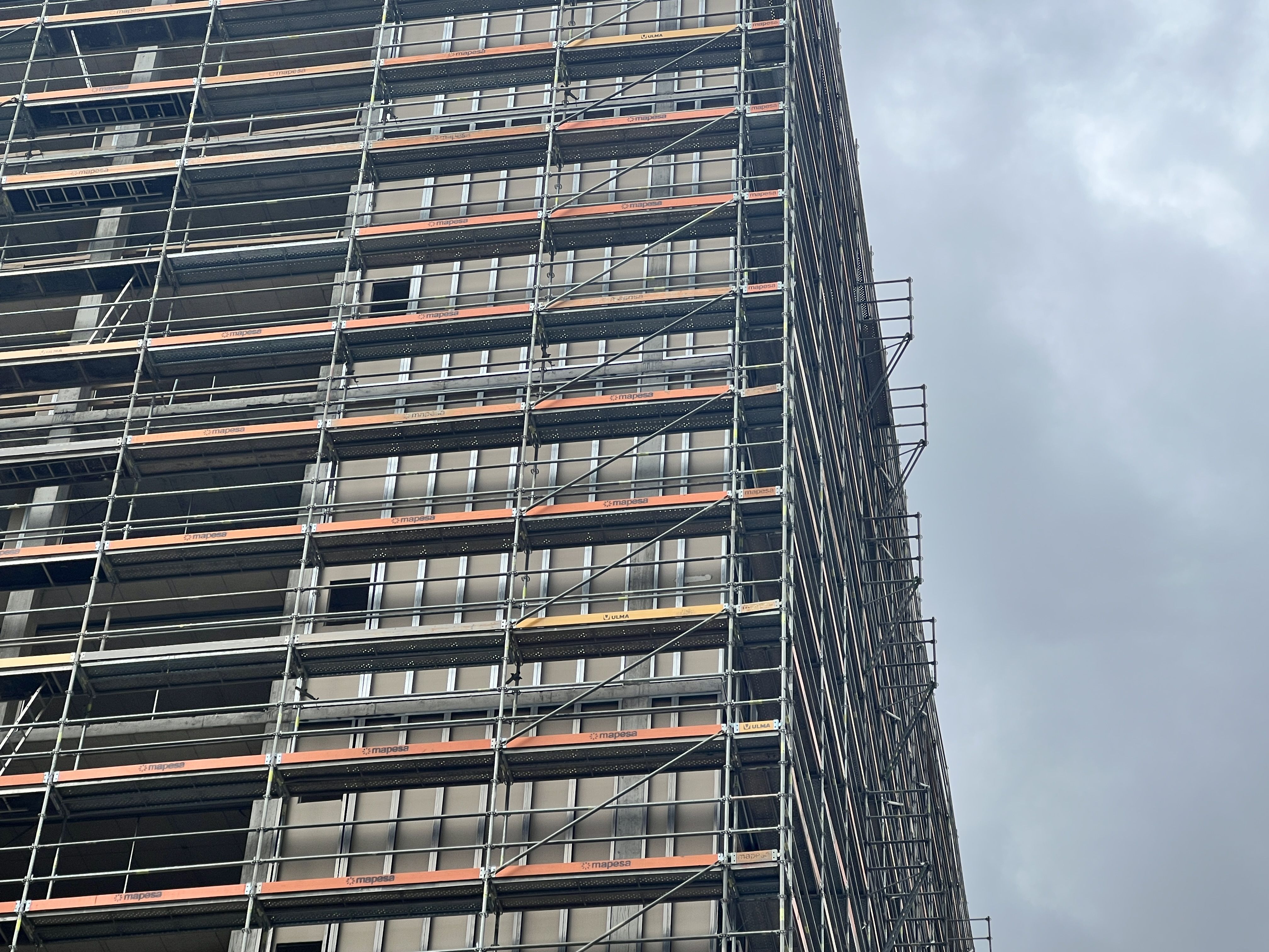 UN EDIFICI EN CONSTRUCCIÓ A LA ZONA DEL PRAT DEL RULL.