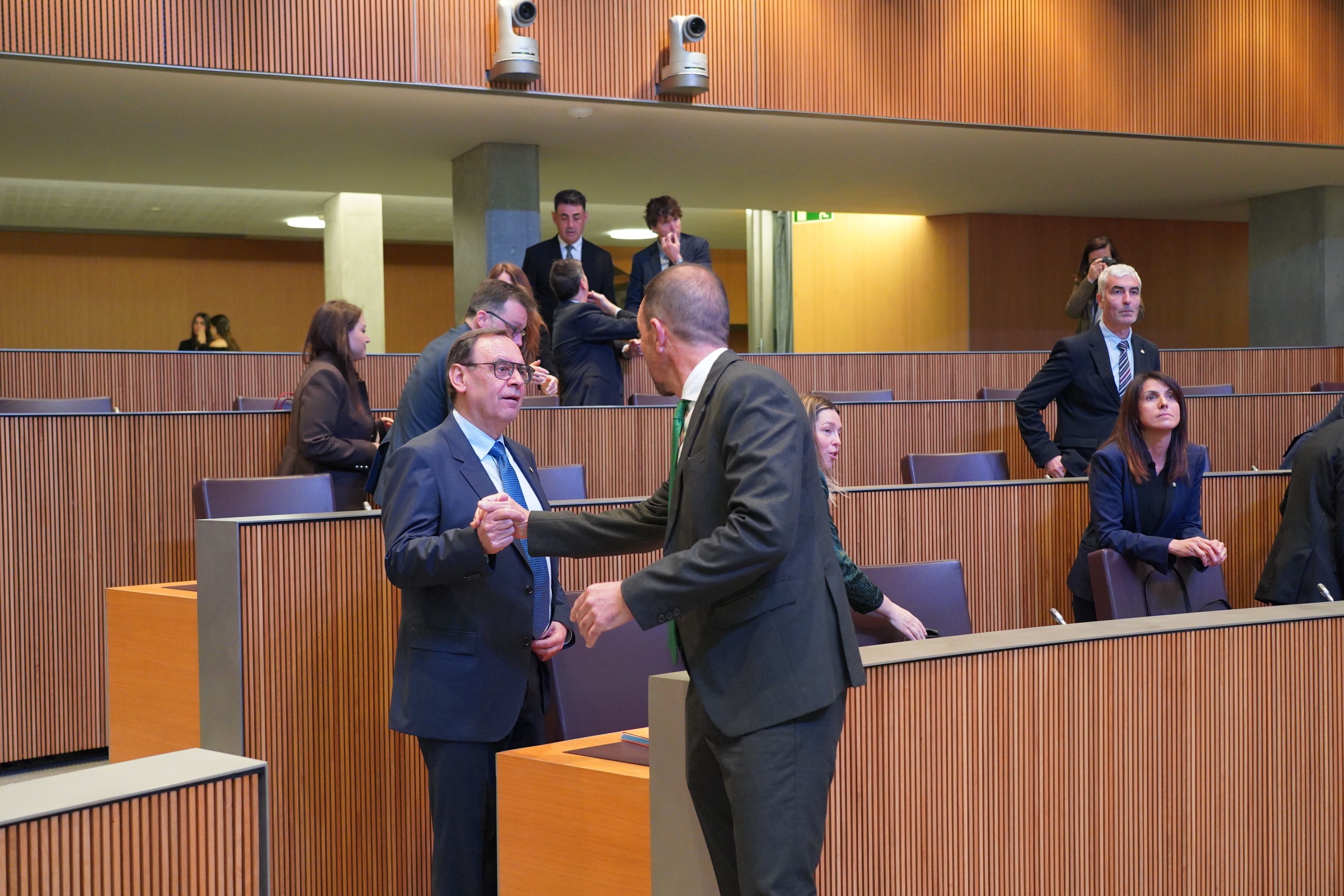 Jordi Jordana saluda el ministre Torres abans de la sessió.