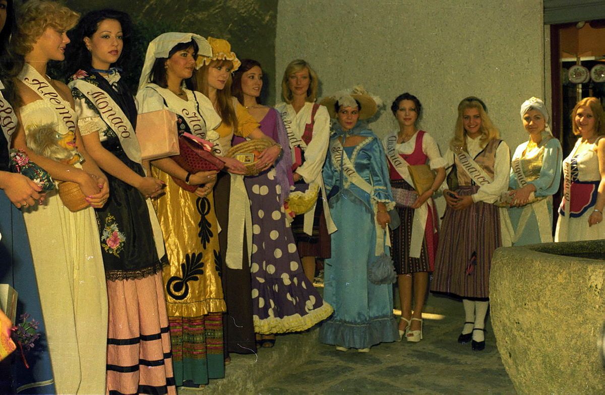 Les aspirants a miss Europa amb els seus vestits tradicionals.