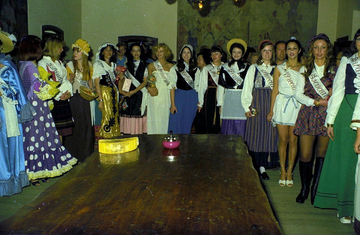 Les aspirants a miss Europa amb els seus vestits tradicionals a Casa de la Vall.