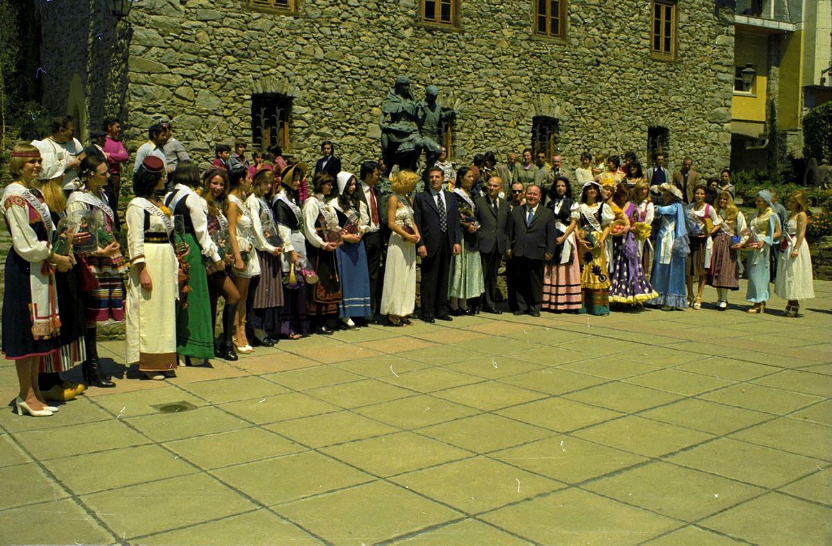 La comitiva a Casa de la Vall. 