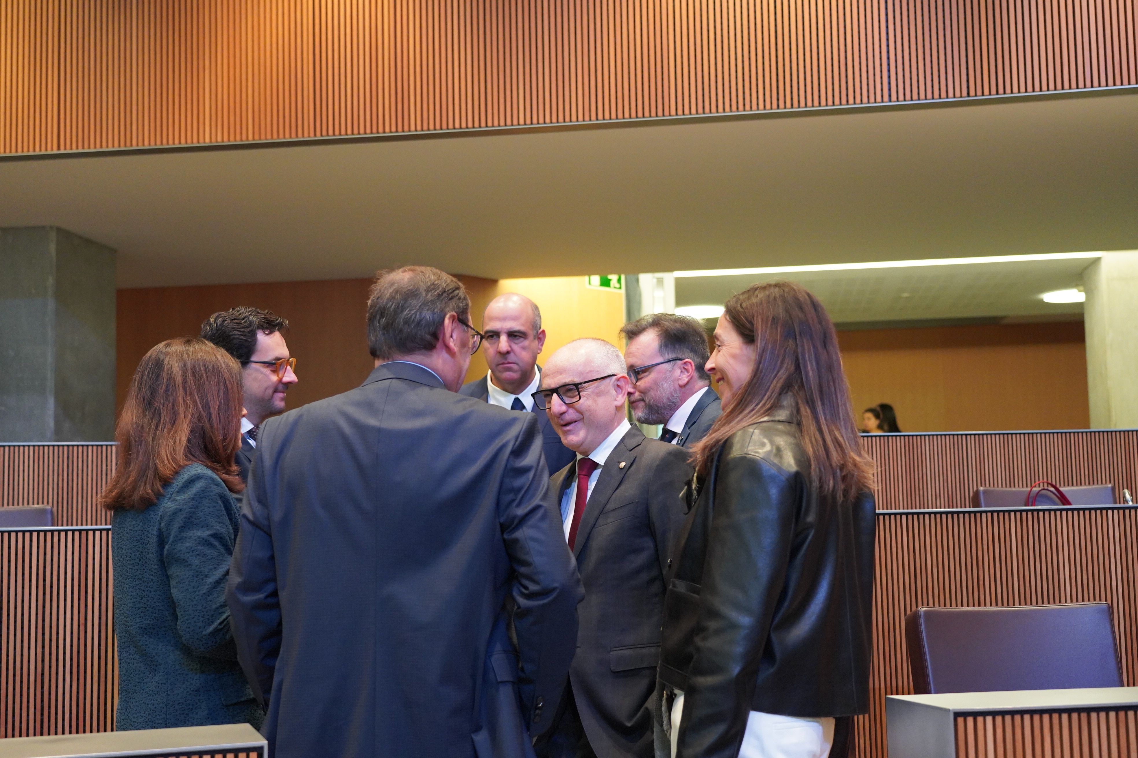 Llados, que ha defensat el projecte de llei, parla amb consellers de la majoria abans de la sessió.