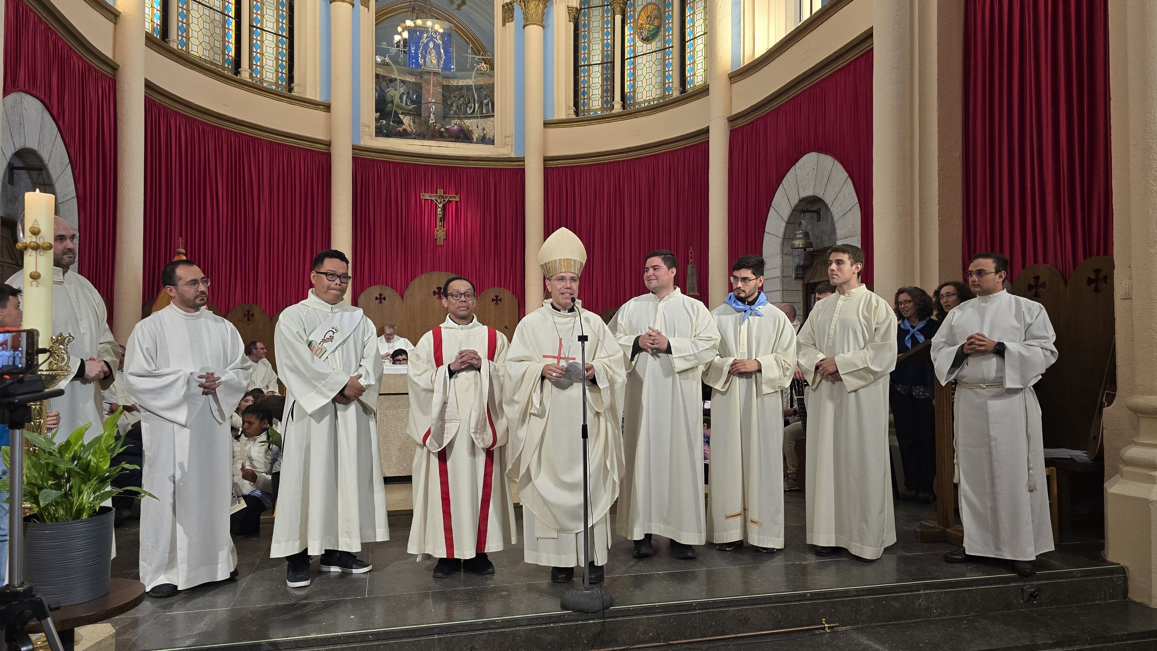 Alguns dels religiosos que seran ordentas amb el bisbe Serrano.