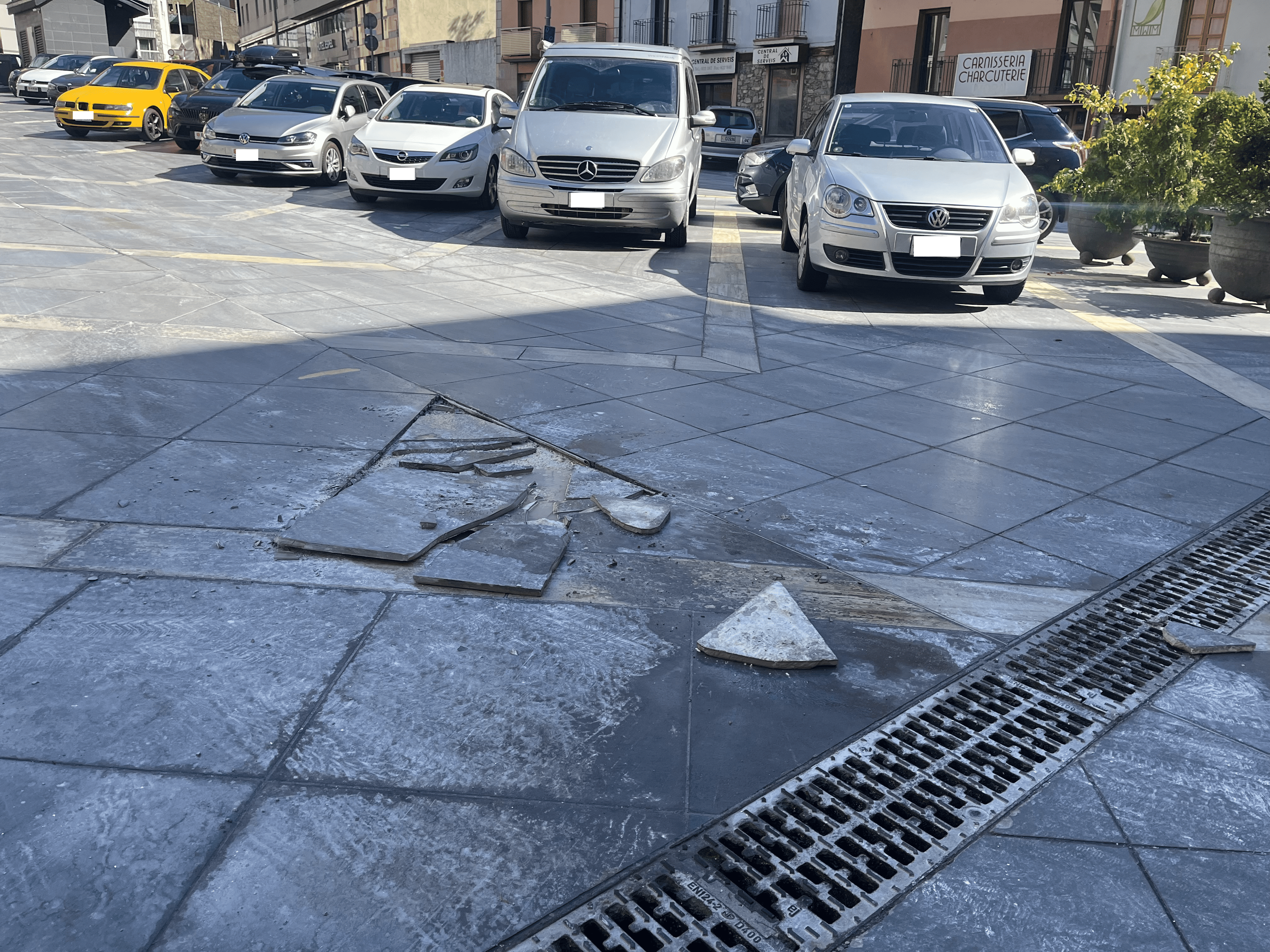 Les rajoles del pàrquing de la Creu Blanca d’Escaldes es tornen a malmetre pel pas de vehicles.