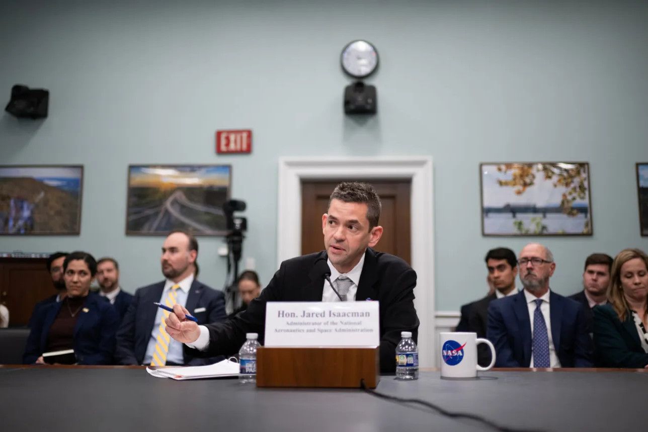 L'administrador de la NASA, Jared Isaacman, en la compareixença davant del Senat del 27 d'abril - Crèdit: NASA/Joel Kowsky La portaveu del Sindicat, Rebeca Bonache.