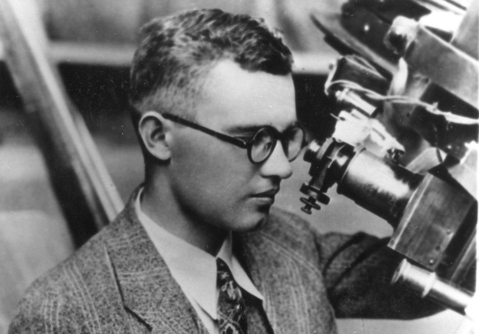 Clyde Tombaugh al 1930 a la guia del telescopi de 33 cm amb el qual va descobrir Plutó - Crèdit: Lowell Observatory La portaveu del Sindicat, Rebeca Bonache.