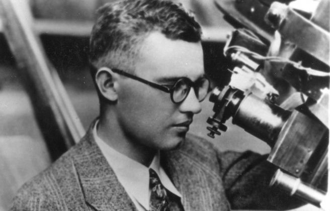 Clyde Tombaugh al 1930 a la guia del telescopi de 33 cm amb el qual va descobrir Plutó - Crèdit: Lowell Observatory