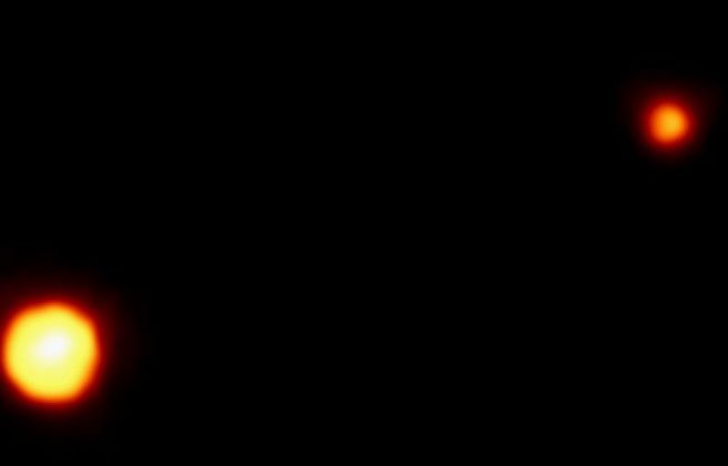 Imatge de Plutó (a l'esquerra) i Charon (a la dreta) obtinguda al 1994 pel Telescopi Espacial Hubble i que va permetre mesurar les seves dimensions de manera acurada - Crèdit: ESA/ESO ST-ECF/NASA/R. Albrecht 