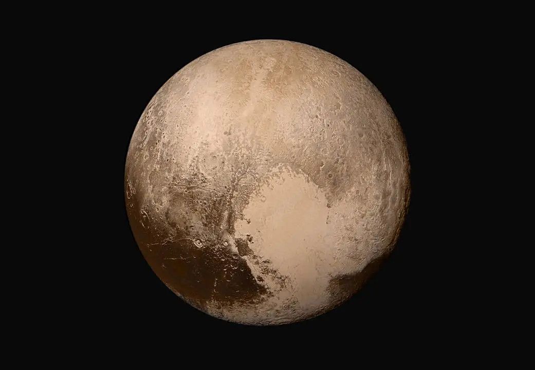 Combinació de 4 imatges de la càmera LORRI i l'instrument Ralph de la New Horizons per crear una vista en color real de Plutó al juliol del 2015 - Crèdit: NASA/JHUAPL/SwRI La portaveu del Sindicat, Rebeca Bonache.