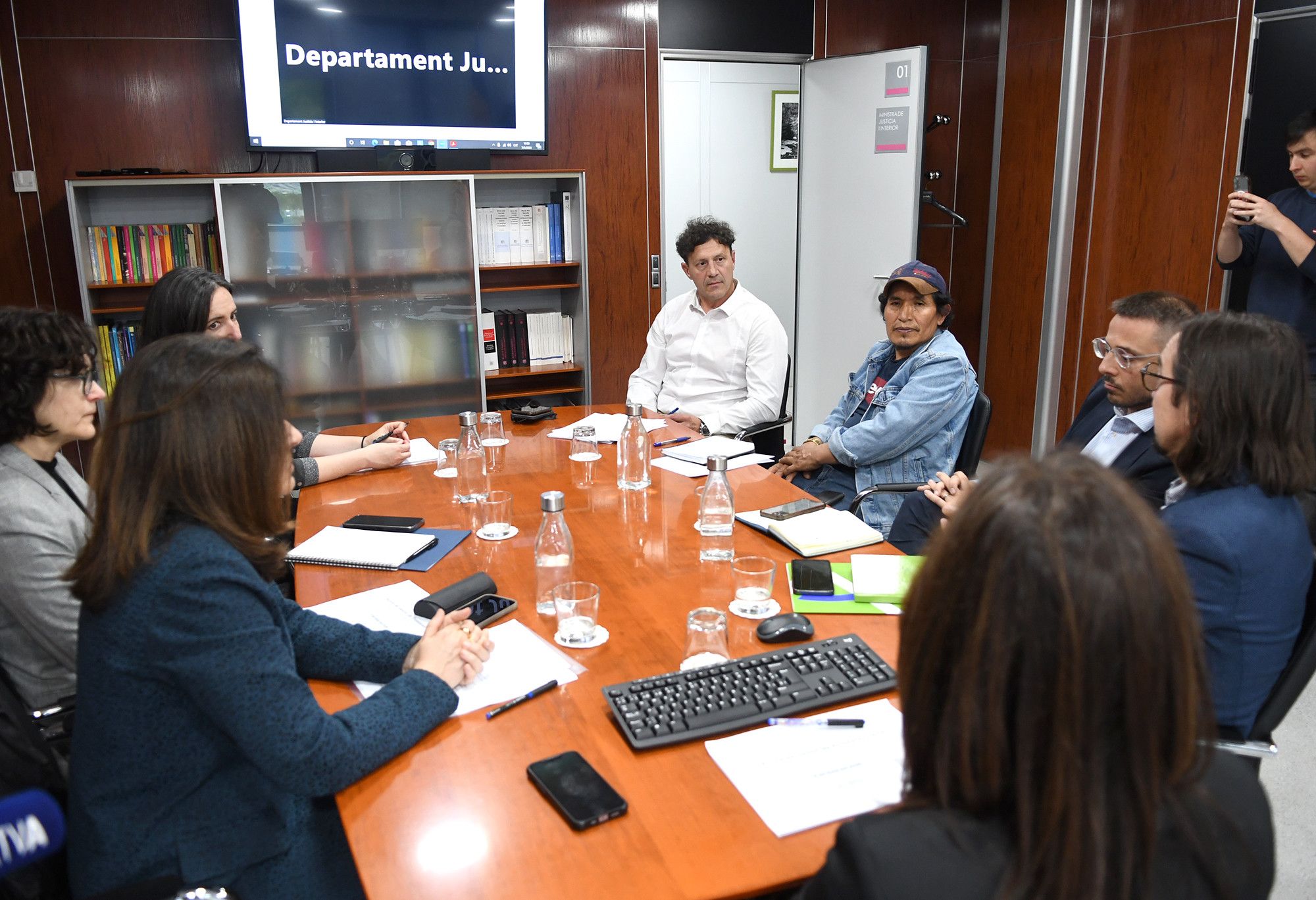 Els  dos representants de les associacions de residents, de cara, durant la reunió. // SFGA / JAViladot