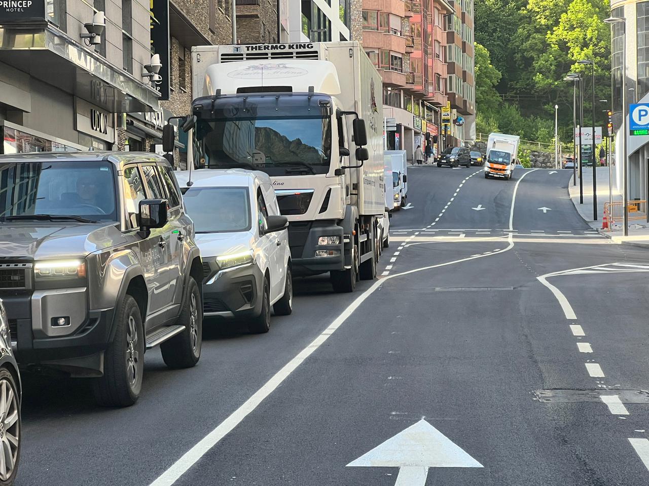 Vehicles circulant pel carrer de la Unió, ja amb tres carrils, aquest divendres.