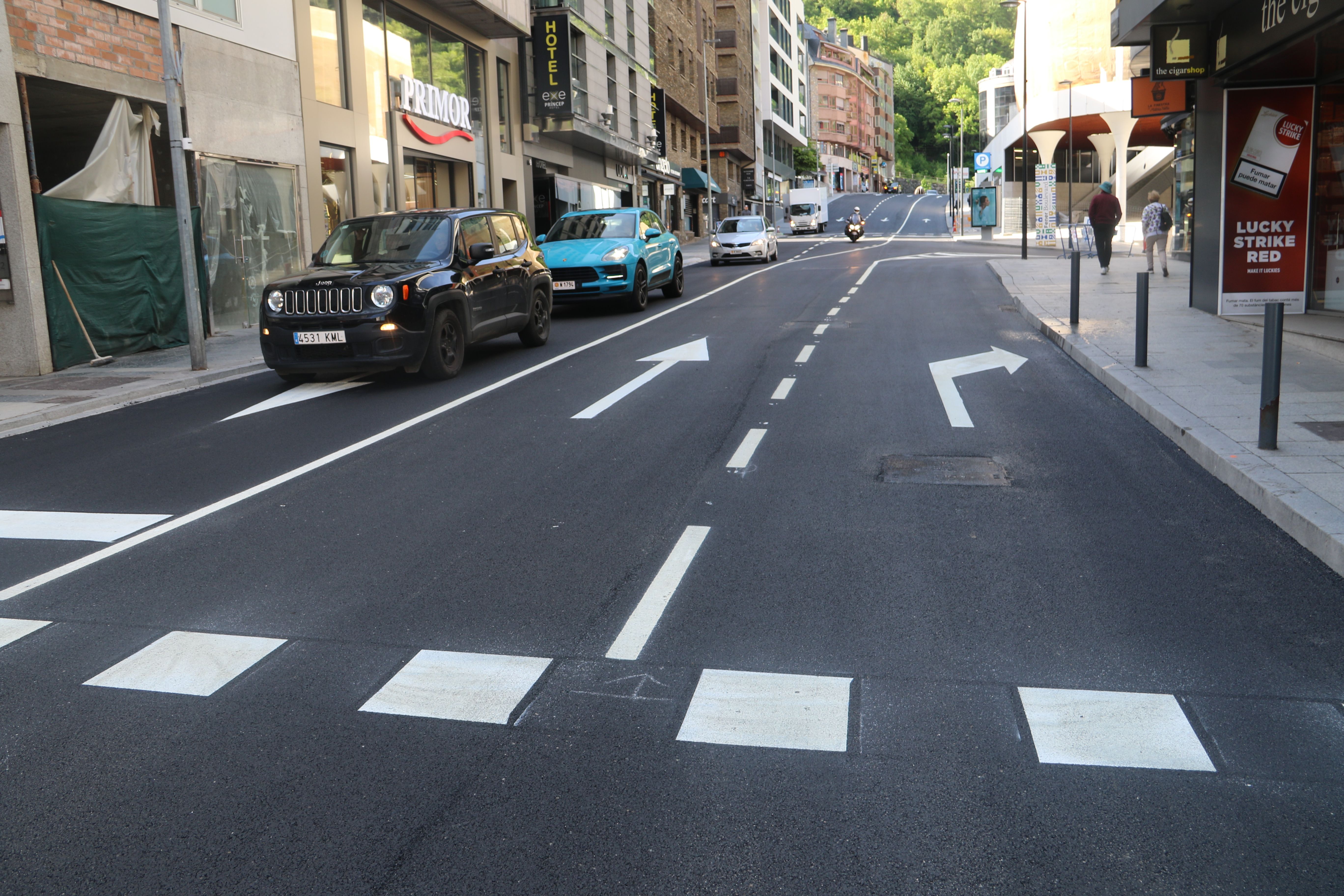 Vehicles arribant al creuament amb les avingudes comercials. 