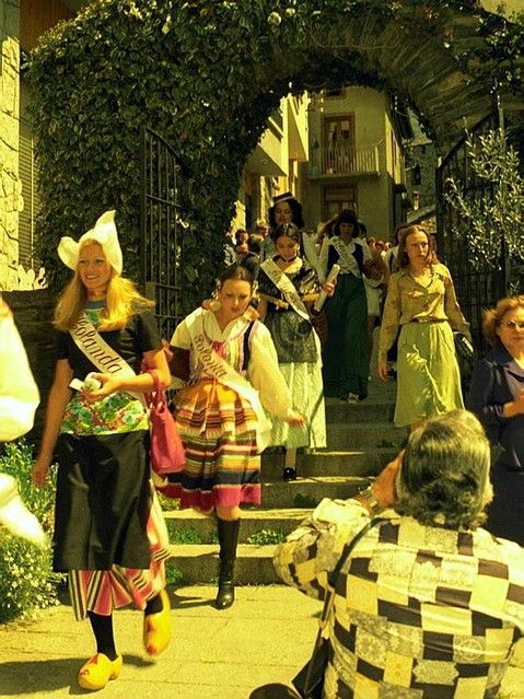 Les aspirants a miss Europa amb els seus vestits tradicionals a Casa de la Vall.