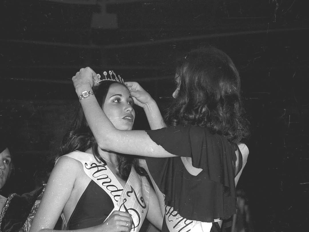 Neus Berruezo rebent la diadema de dama d'honor. 