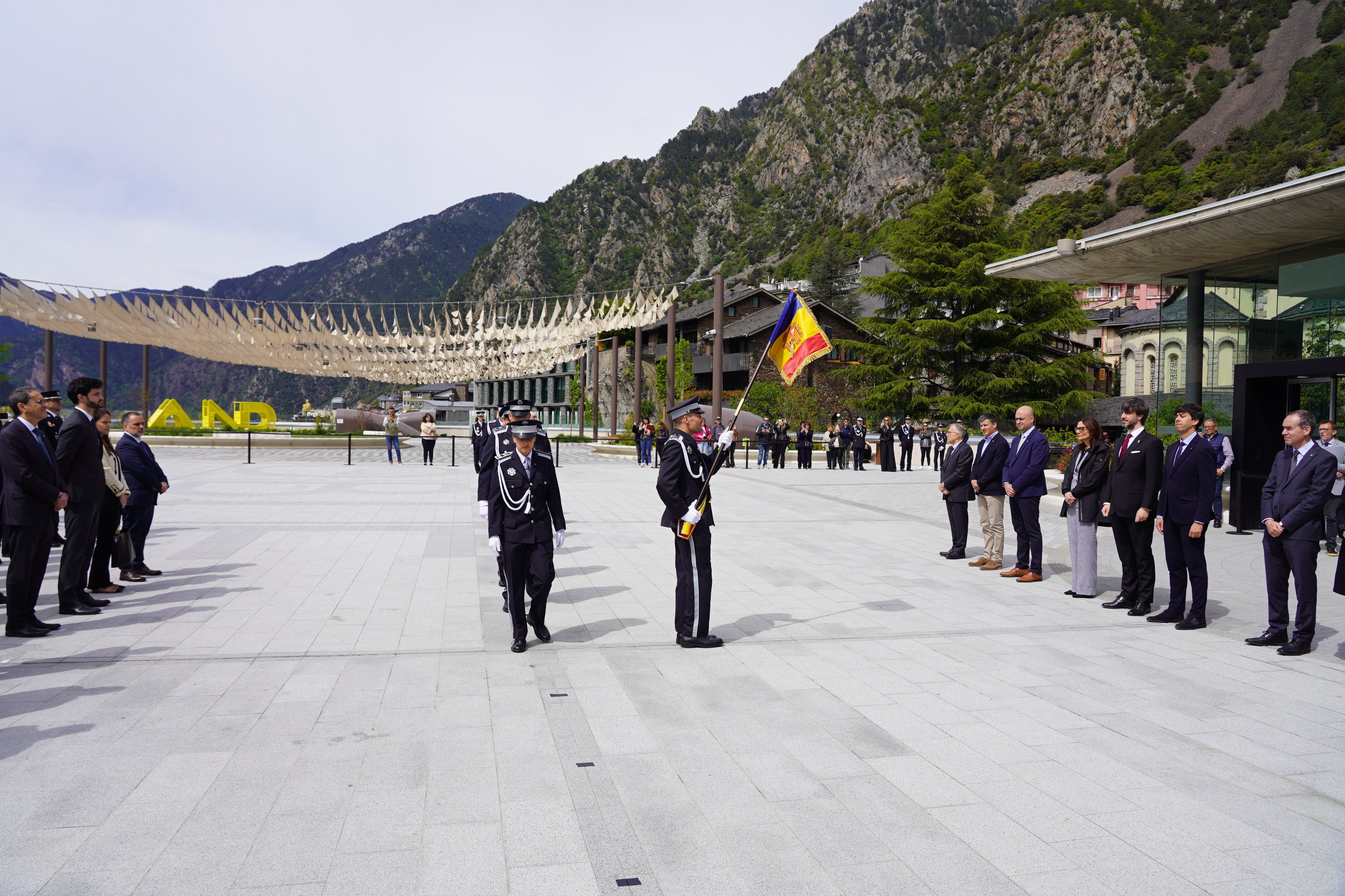 Moment d'honors a la bandera en la diada dels agents de circulació a Andorra la Vella.