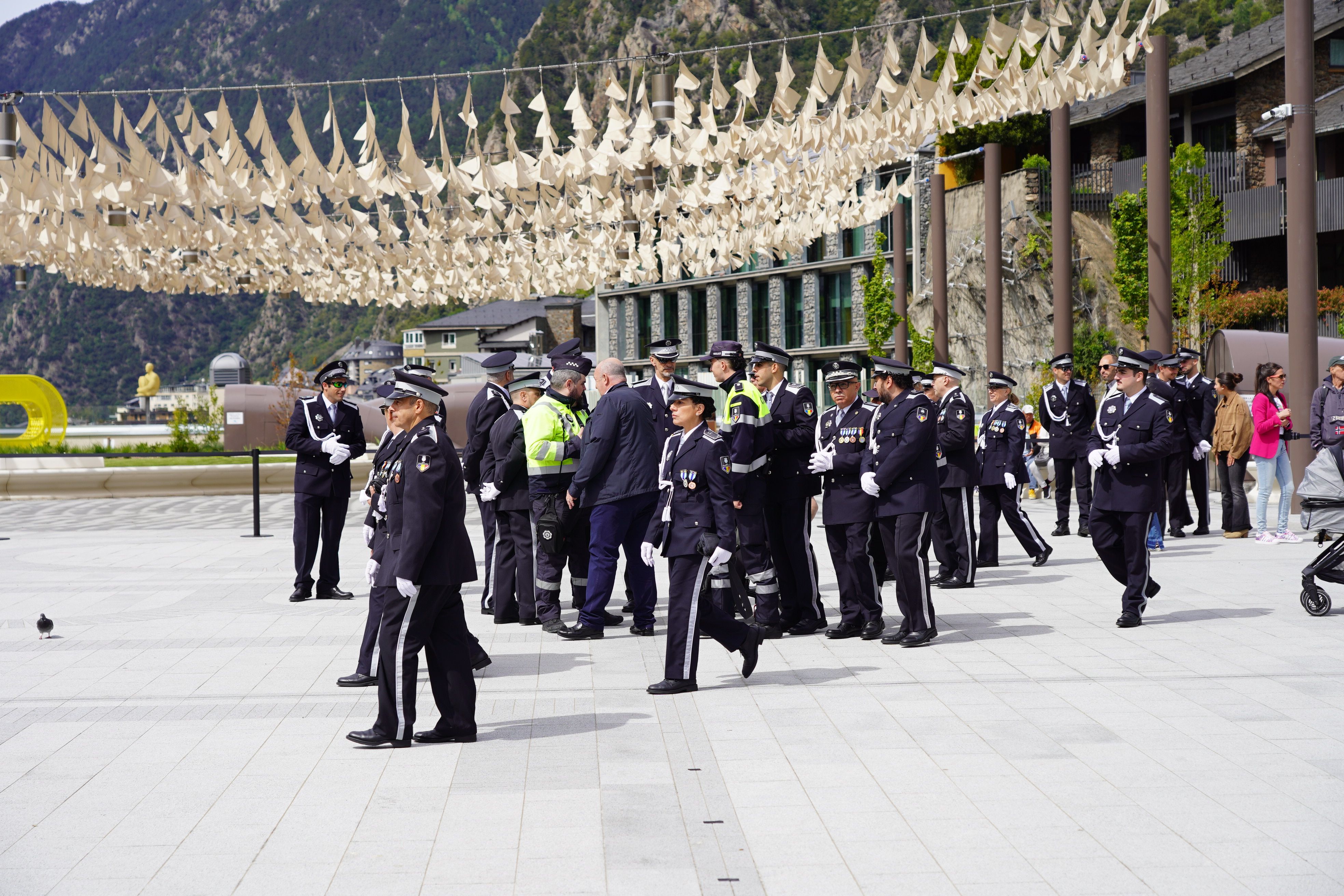 Agents de circulació a la plaça del Poble.