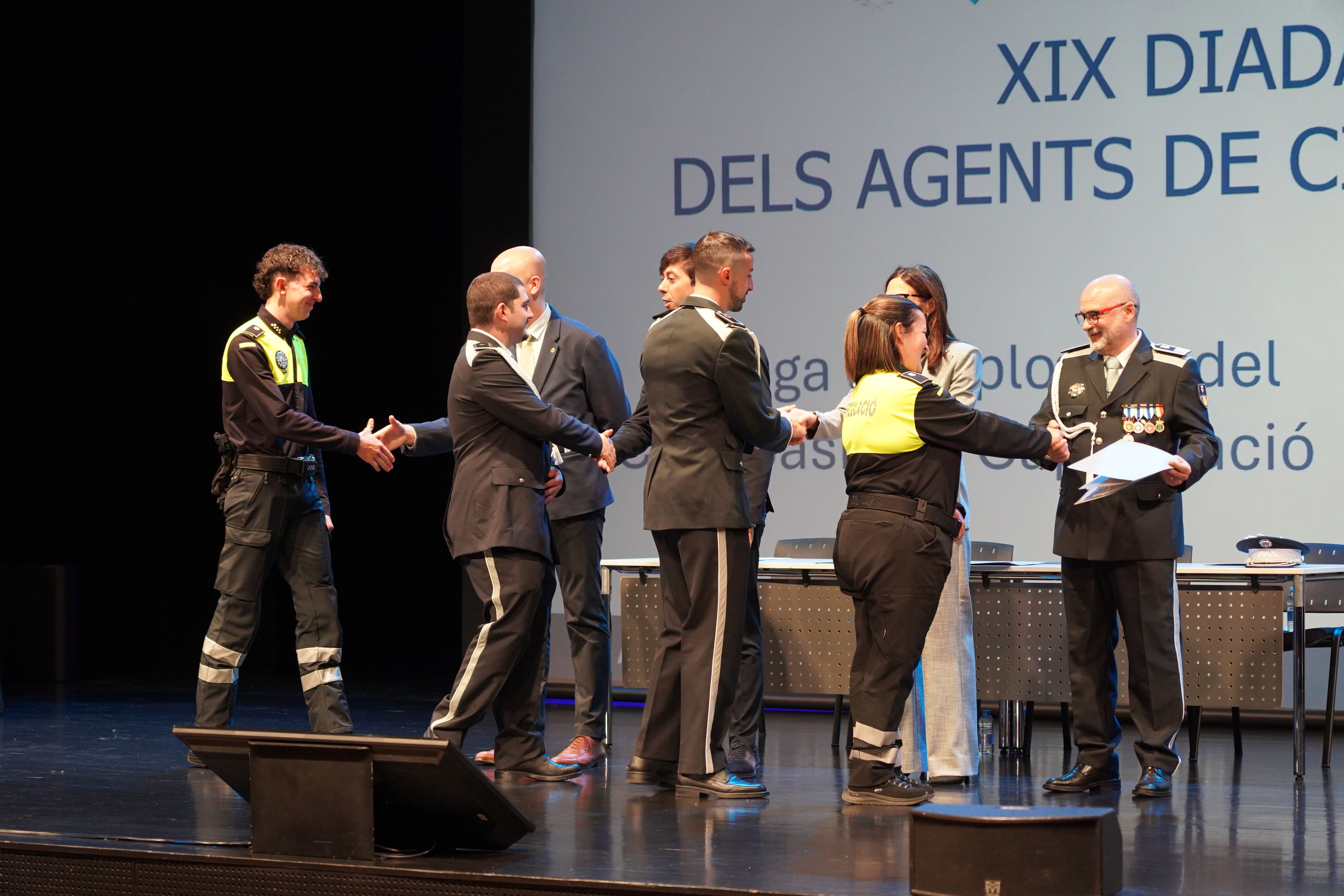 Entrega de certificats a agents que han fet formacions.