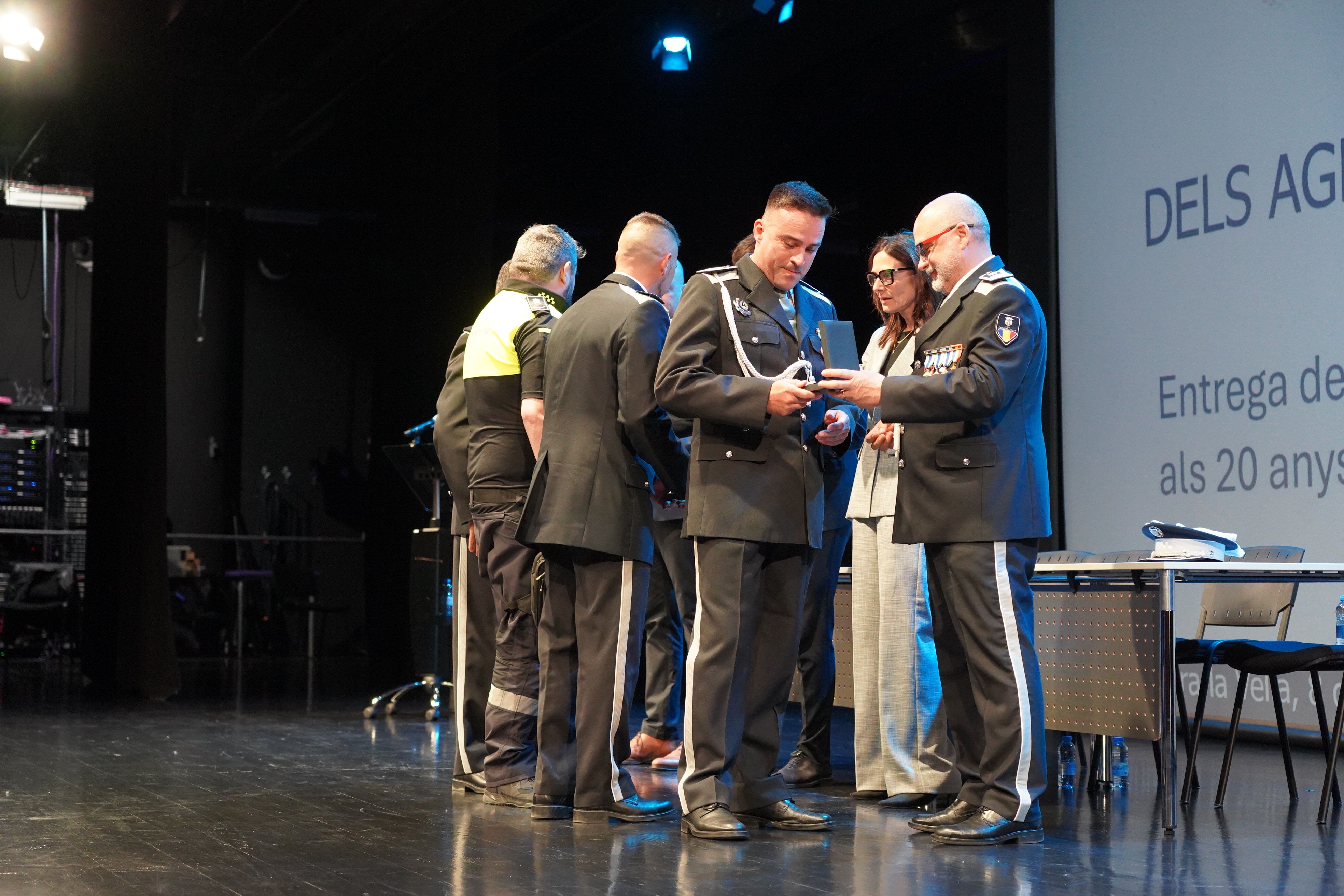 Entrega de medalles pels anys de servei.