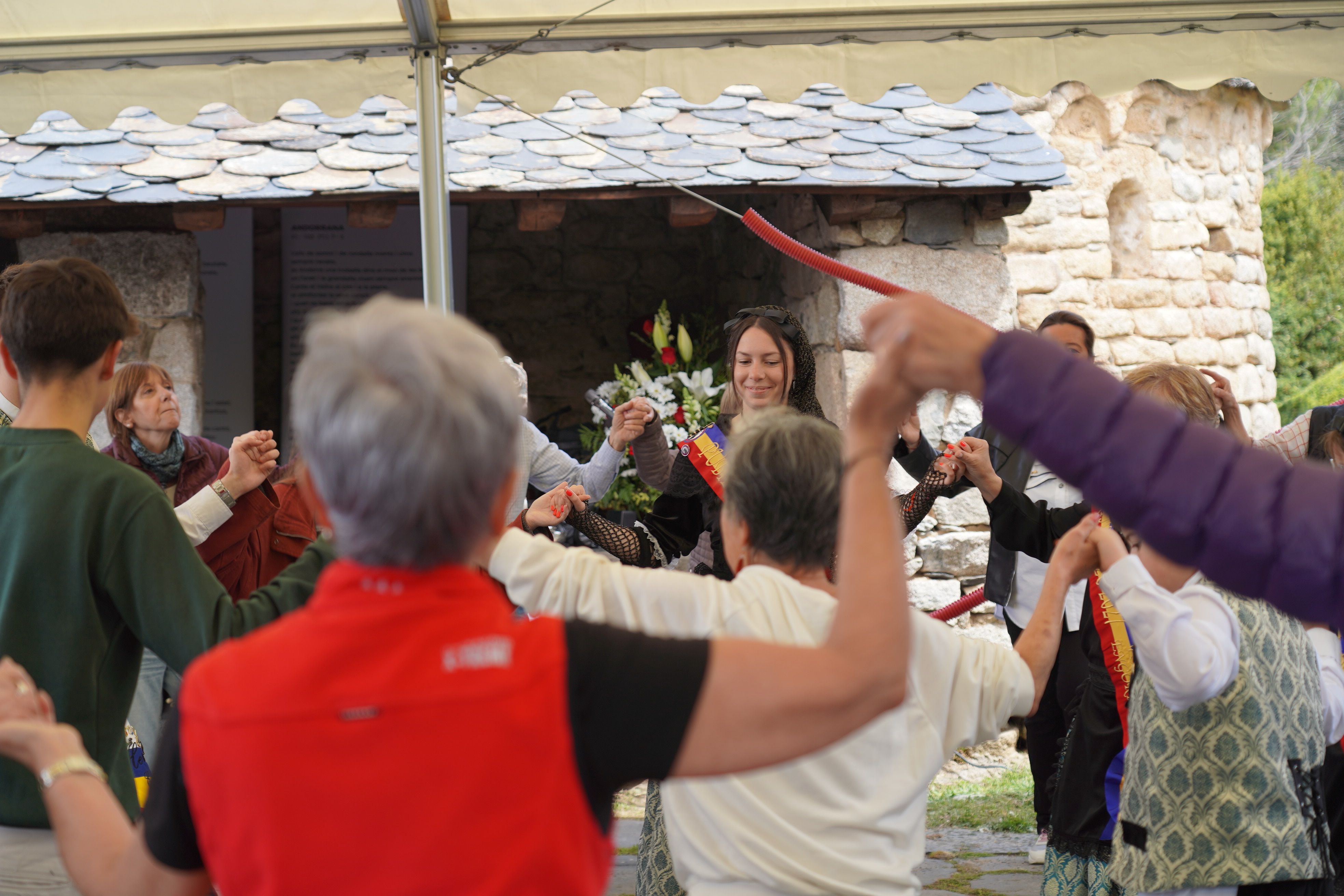 El nou pubillatge ballant sardanes.