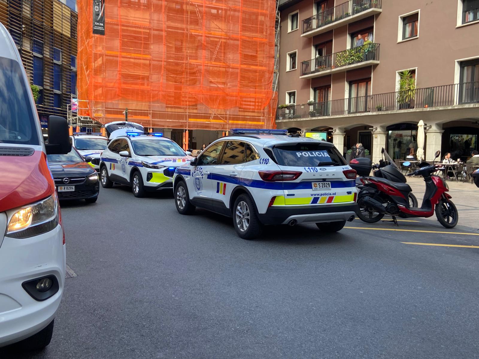 Les tres patrulles de la policia, aparcades al mig de la plaça Guillemó. 