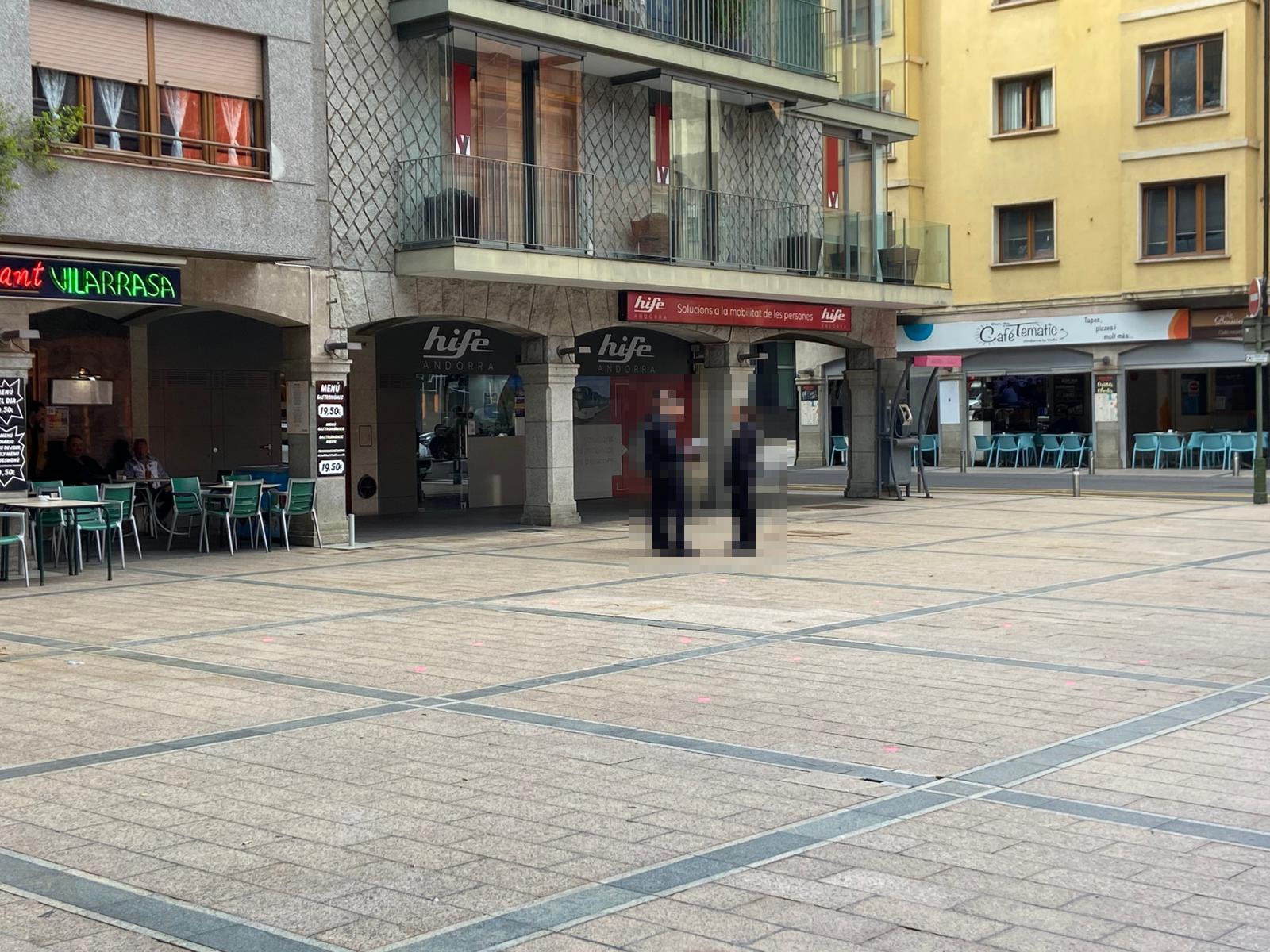 Els policies, davant del lloc dels fets controlant la zona.