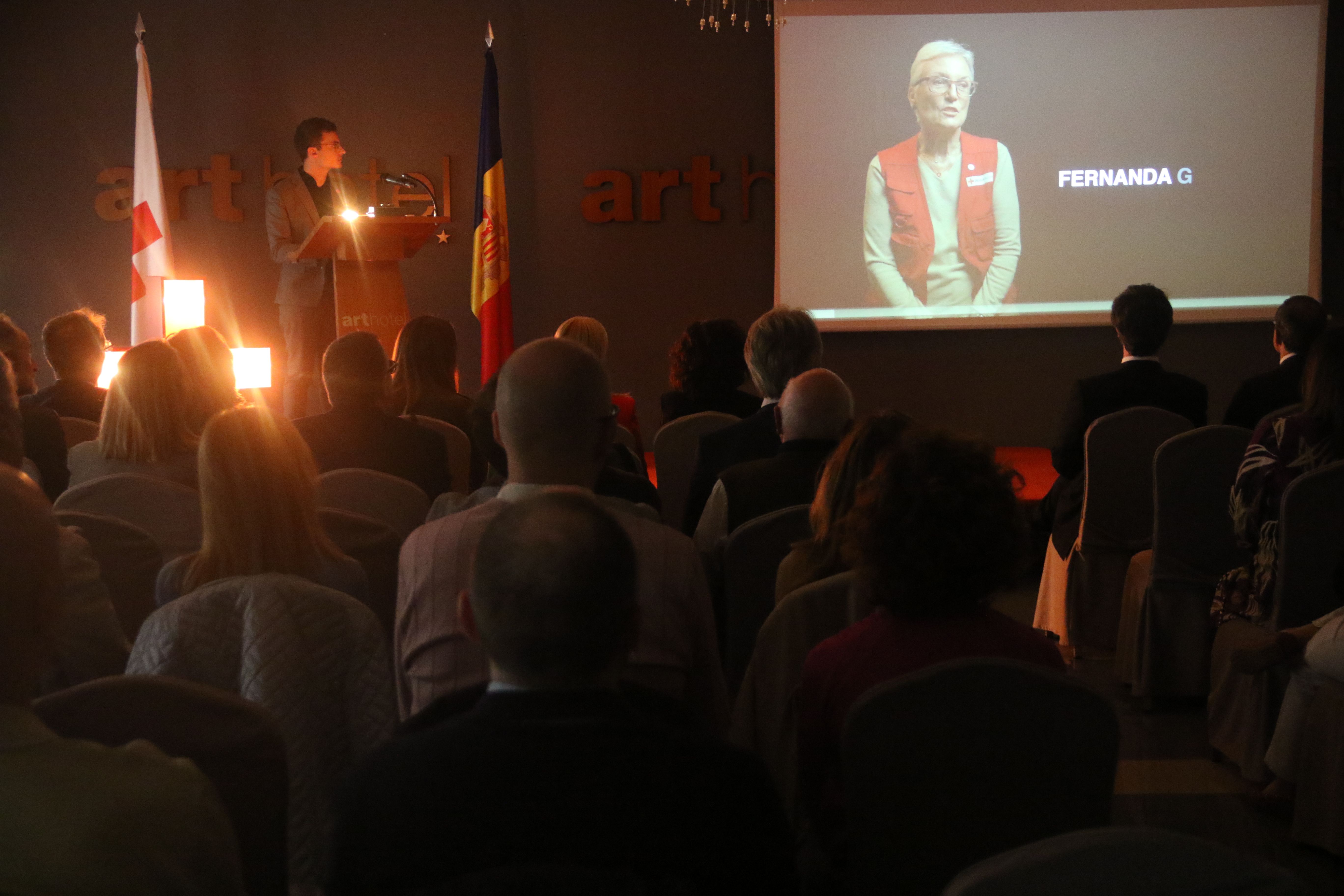 Jordi Ribes observant el muntatge audiovisual amb les històries d'onze voluntaris. 