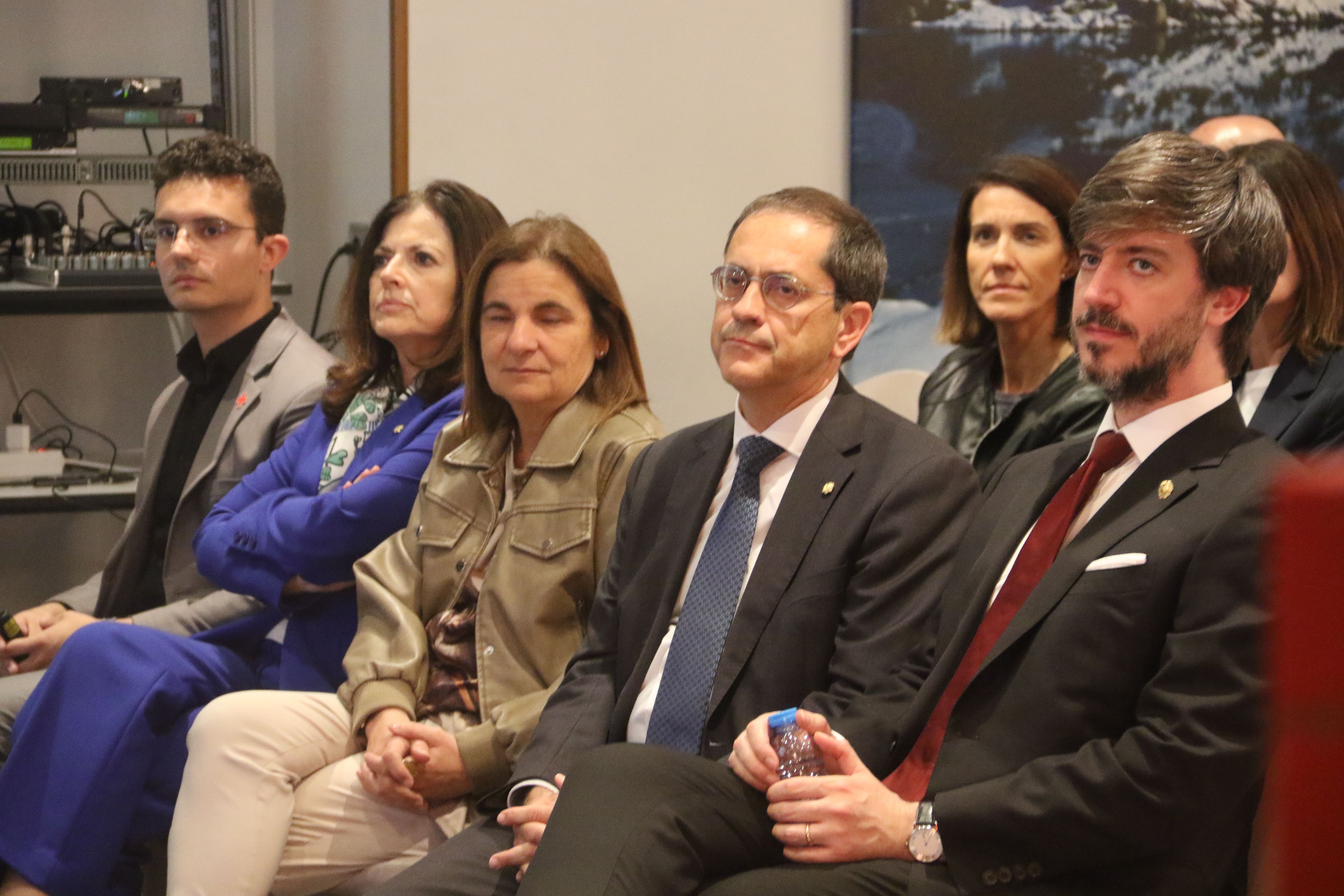 Càrrecs institucionals seguint l'acte.