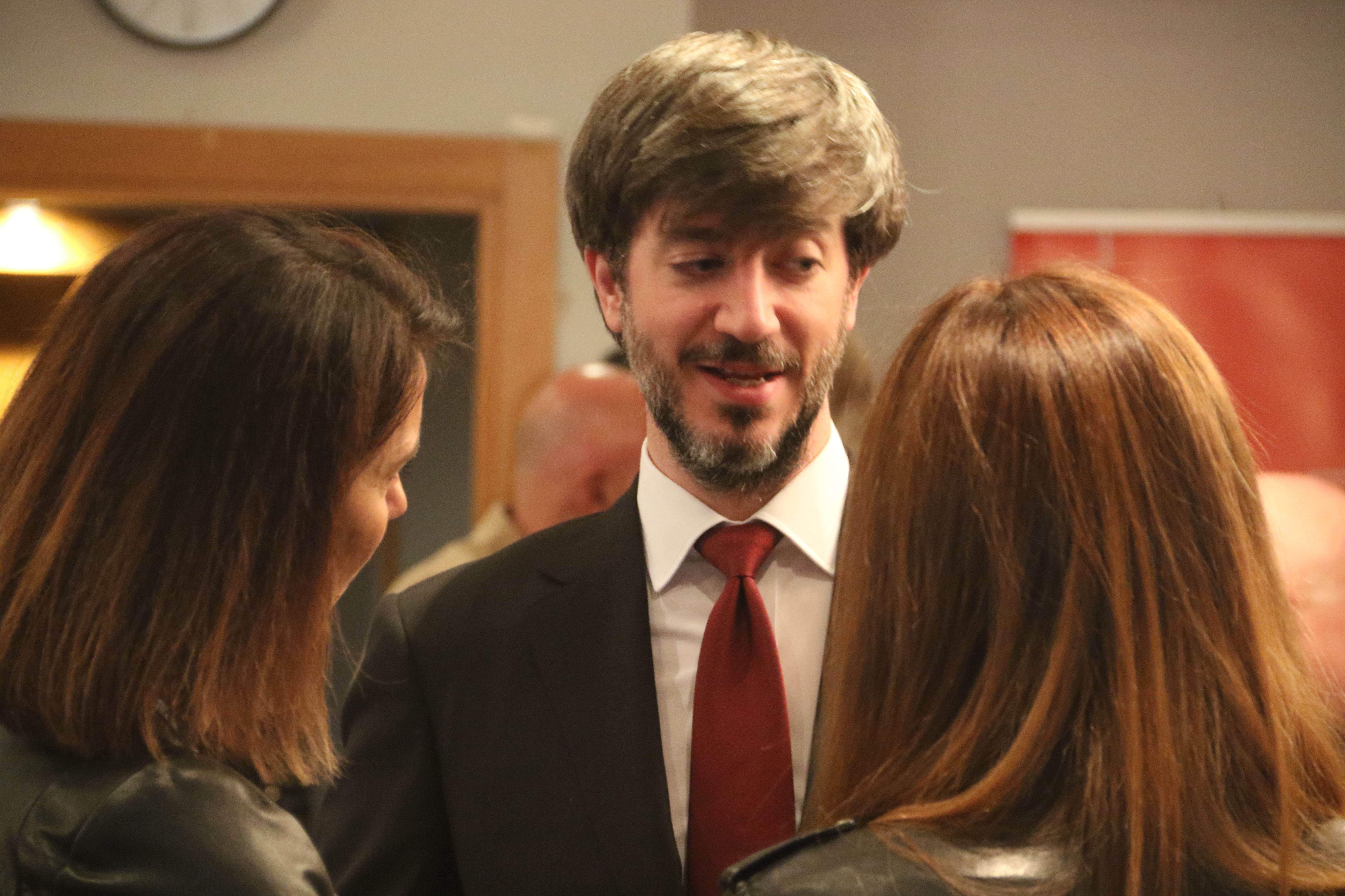 El síndic conversant amb la ministra de Salut i la secretària d'Estat.