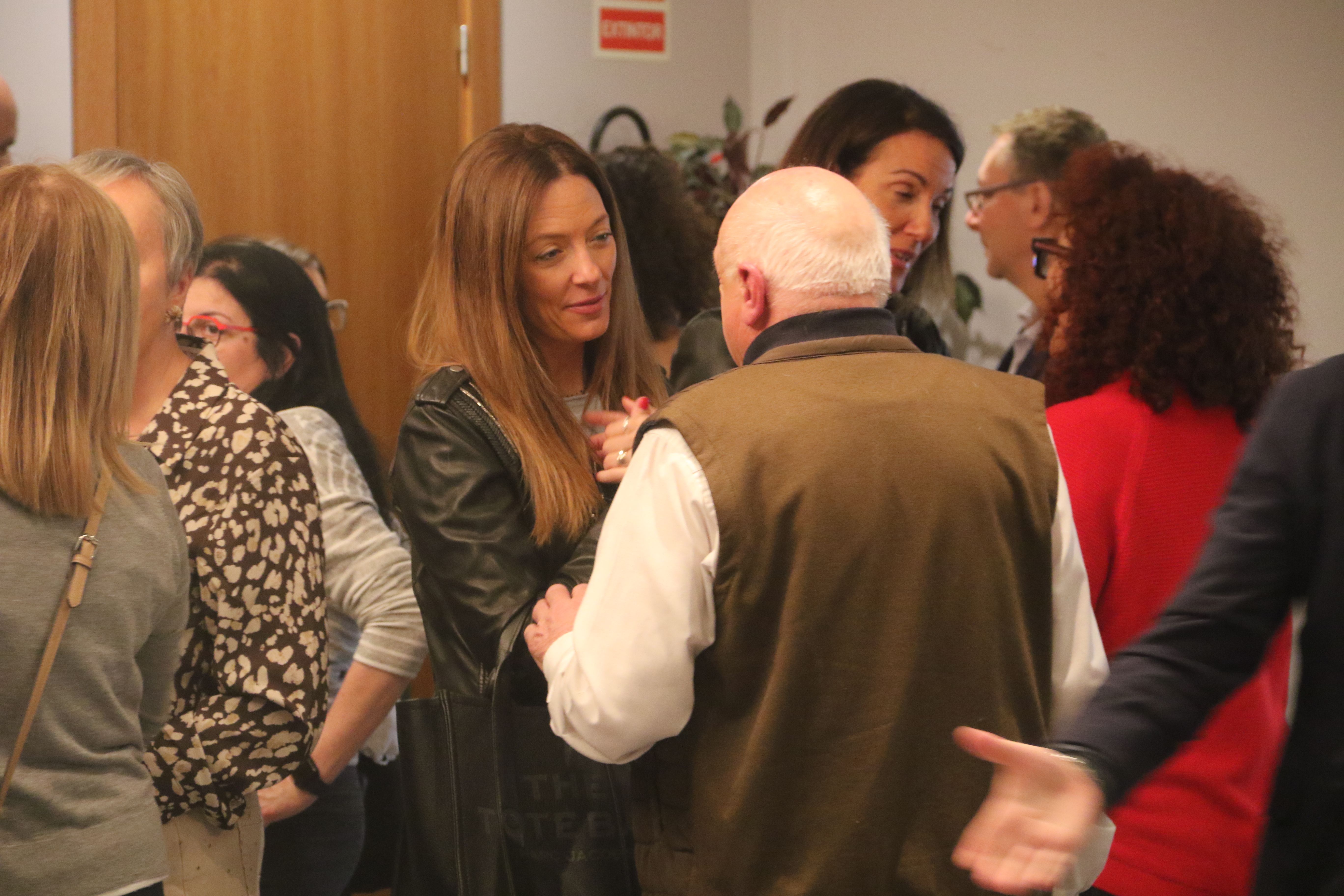La ministra de Salut conversant amb un dels voluntaris de la Creu Roja. 
