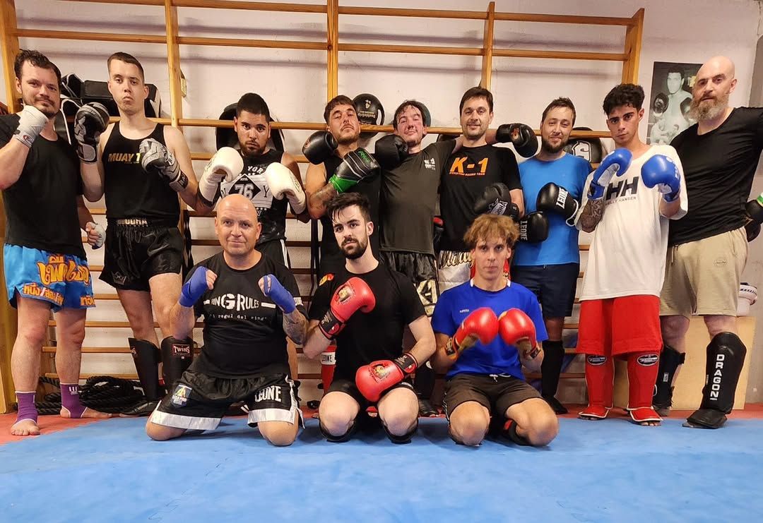 El tècnic, amb alumnes del seu gimnàs abans d'una sessió.
