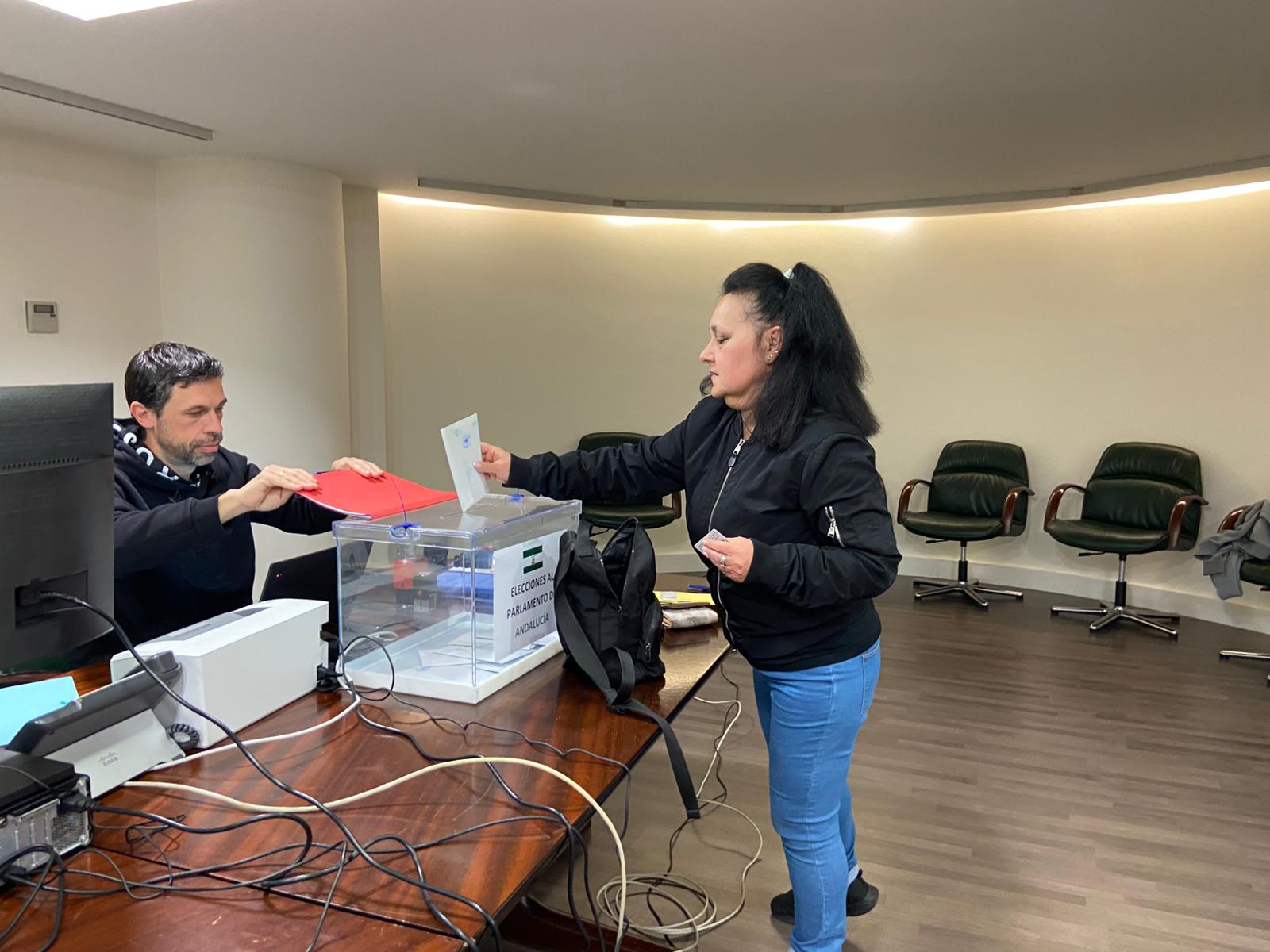 Una dona andalusa resident al país, votant aquest dissabte al matí a l'ambaixada. 