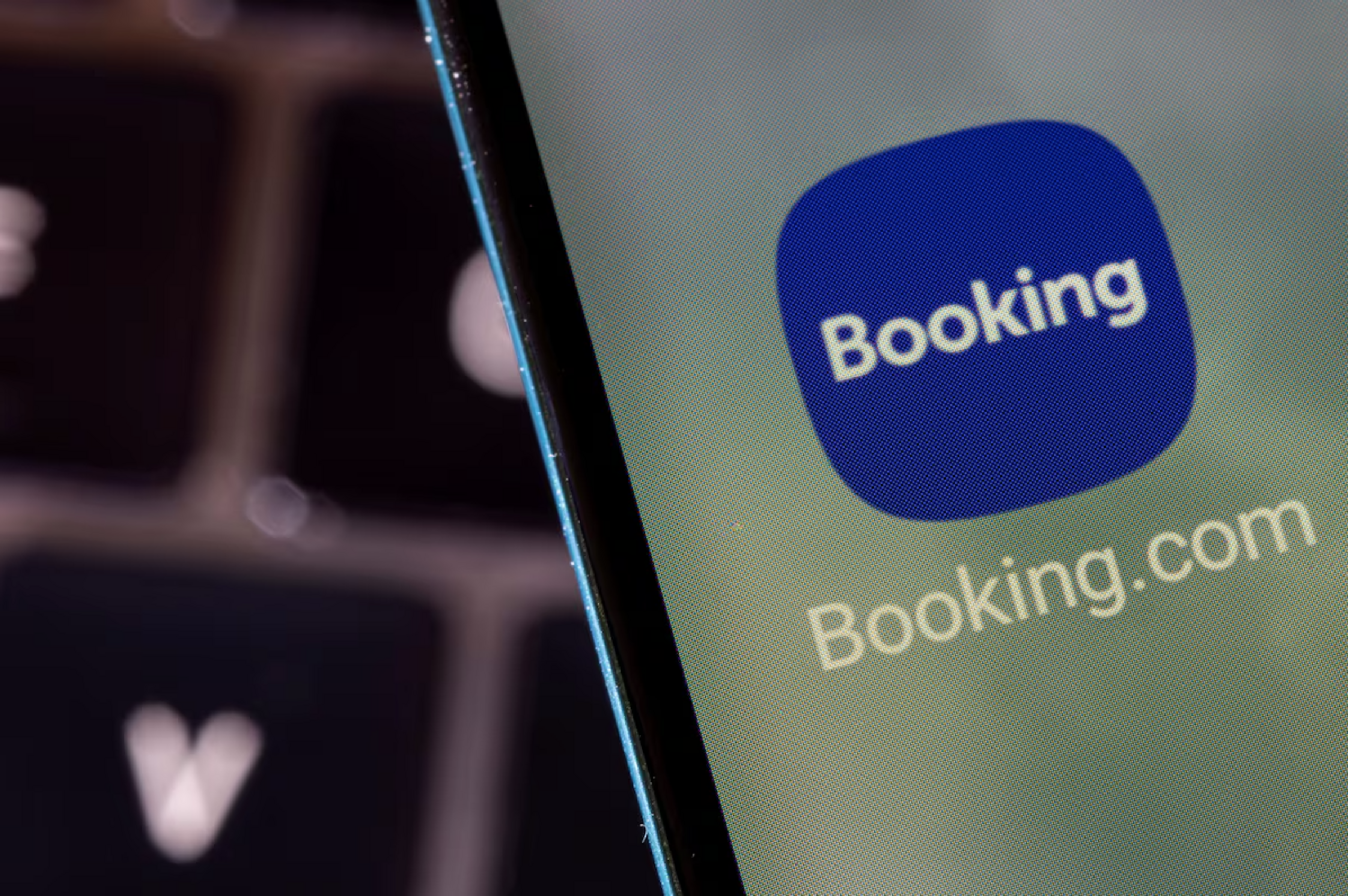 Una imatge de l'app de Booking en un telèfon mòbil.