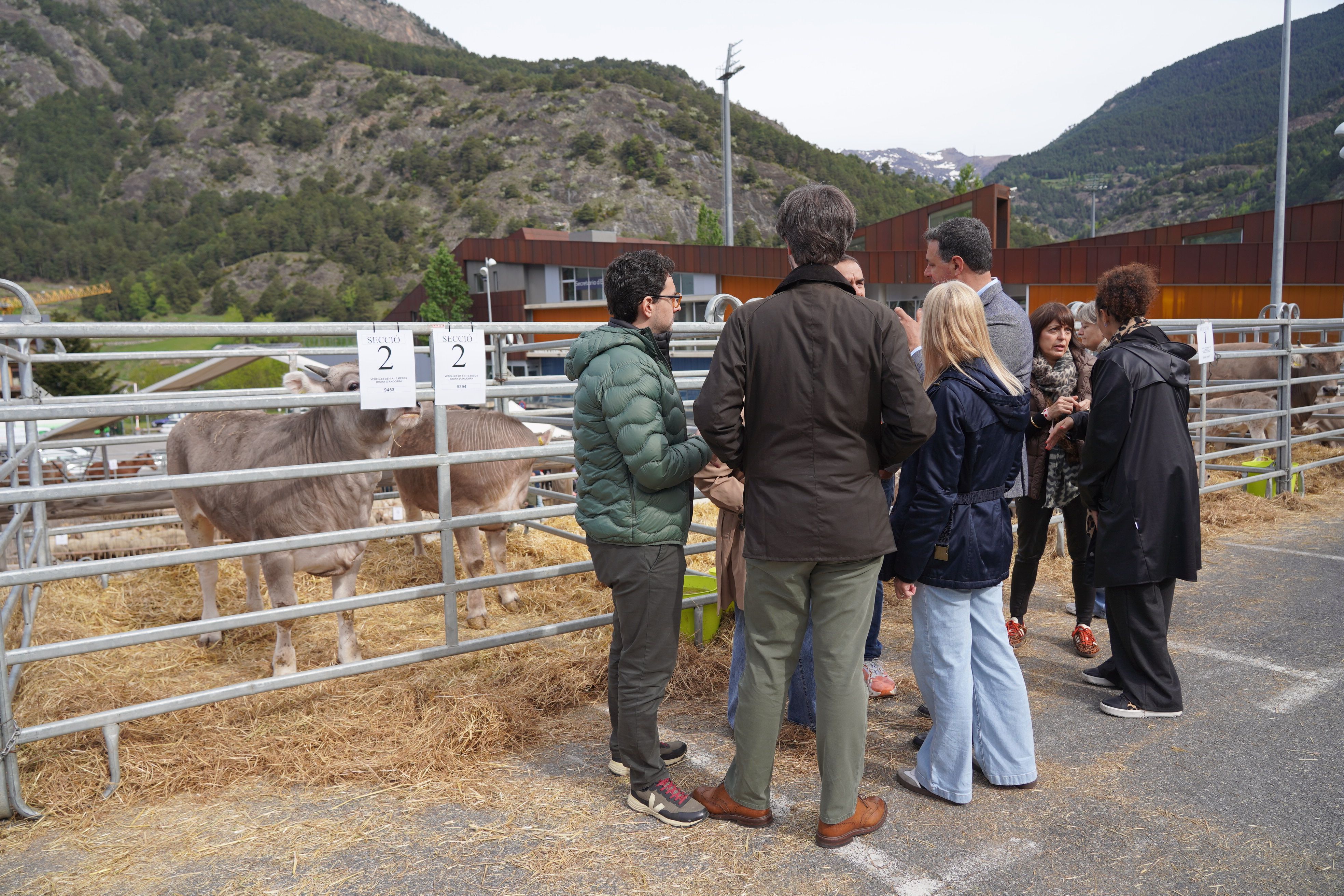 Les autoritats visitant la fira.