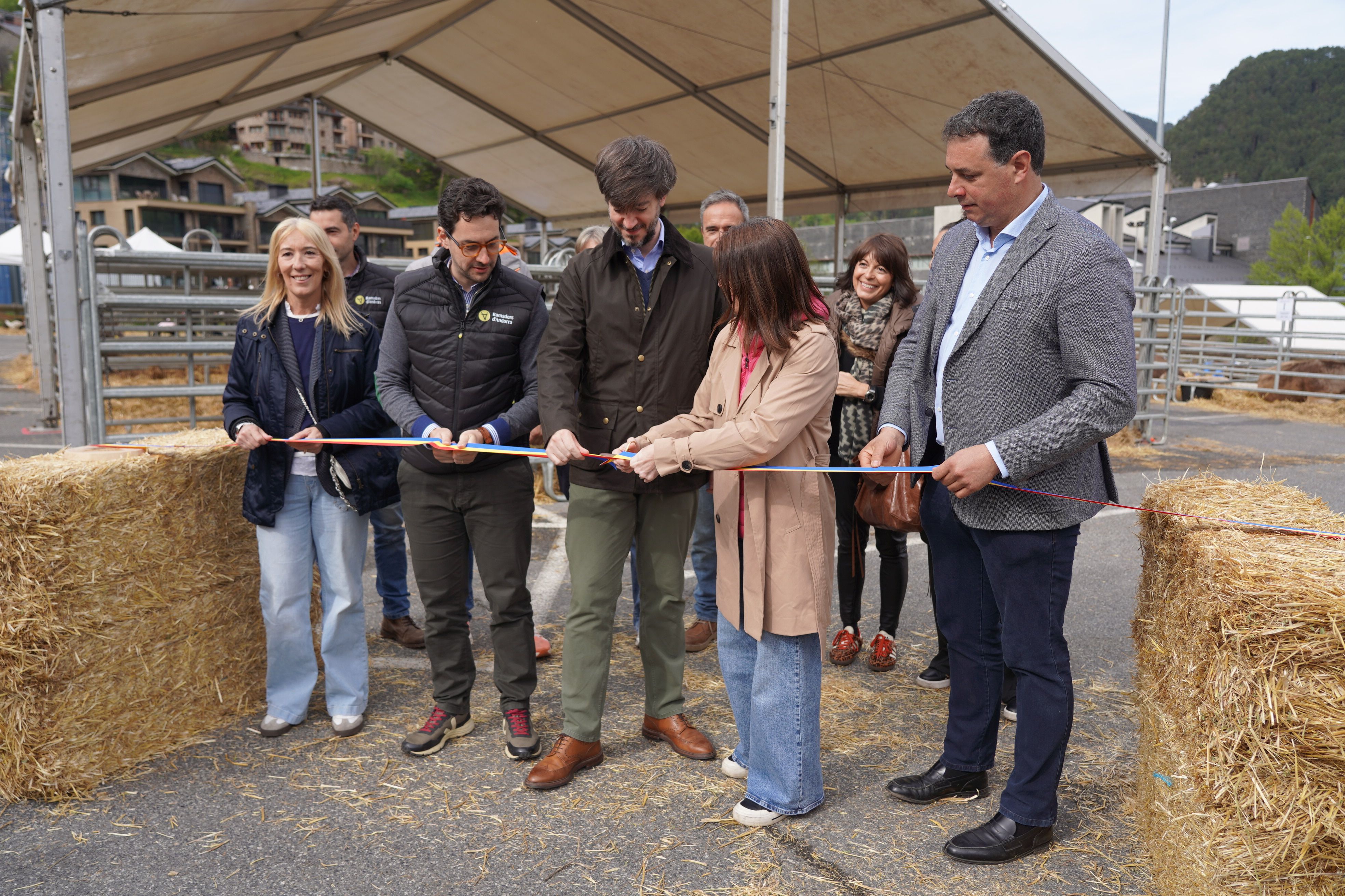 Les autoritats en el moment de la inauguració de la Fira del Bestiar d'Ordino. // M. P.