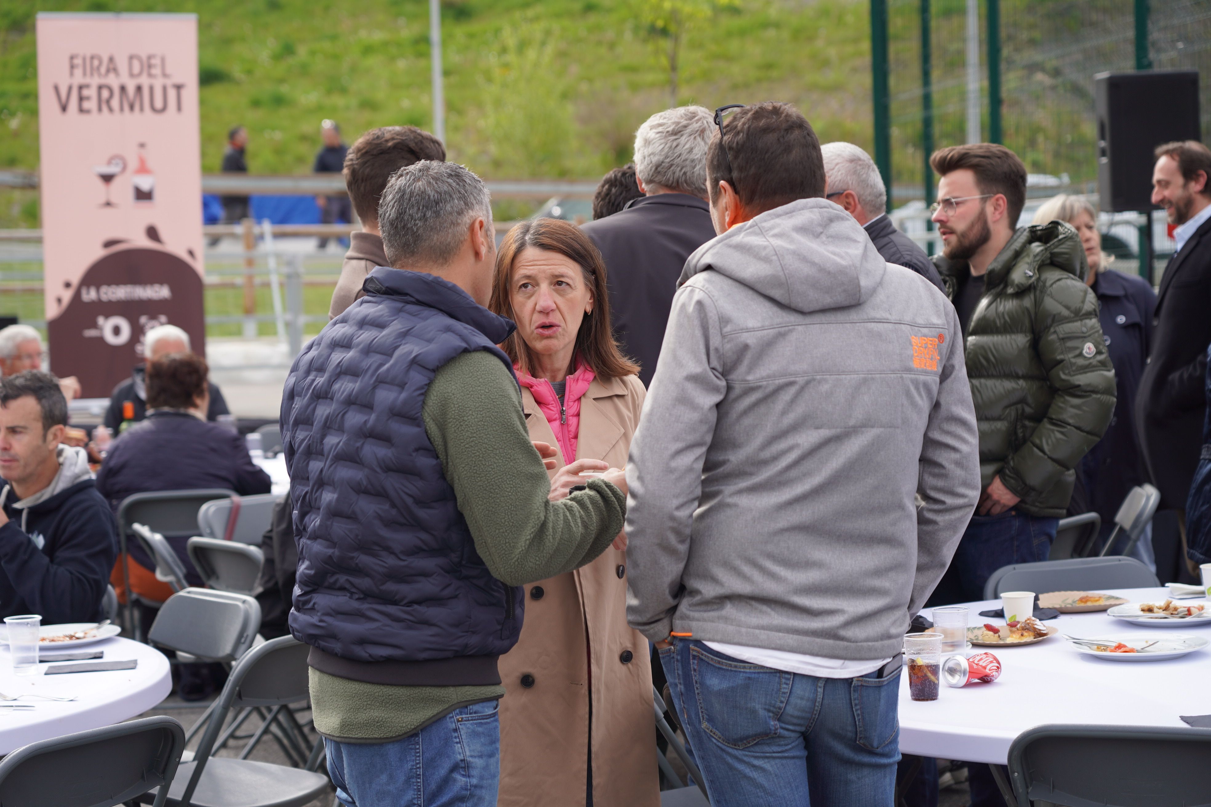 La cònsol conversant amb els ramaders.