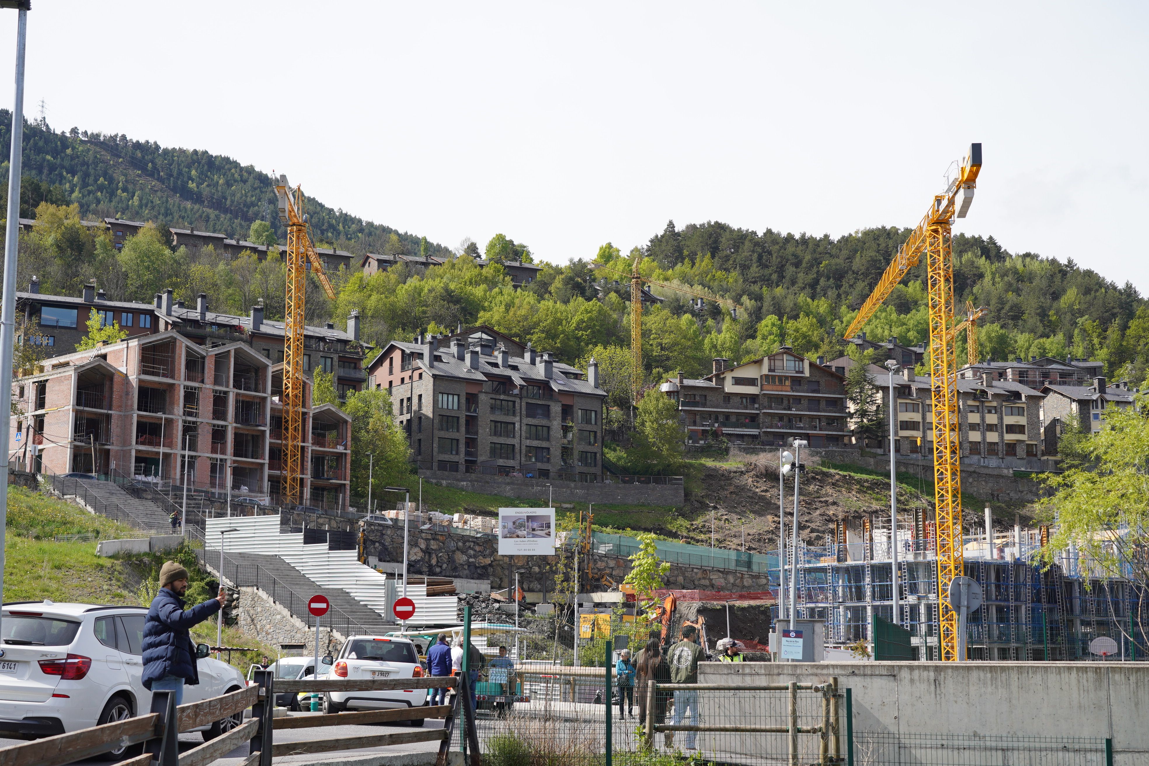 Obres de construcció de nous edificis a Ordino.