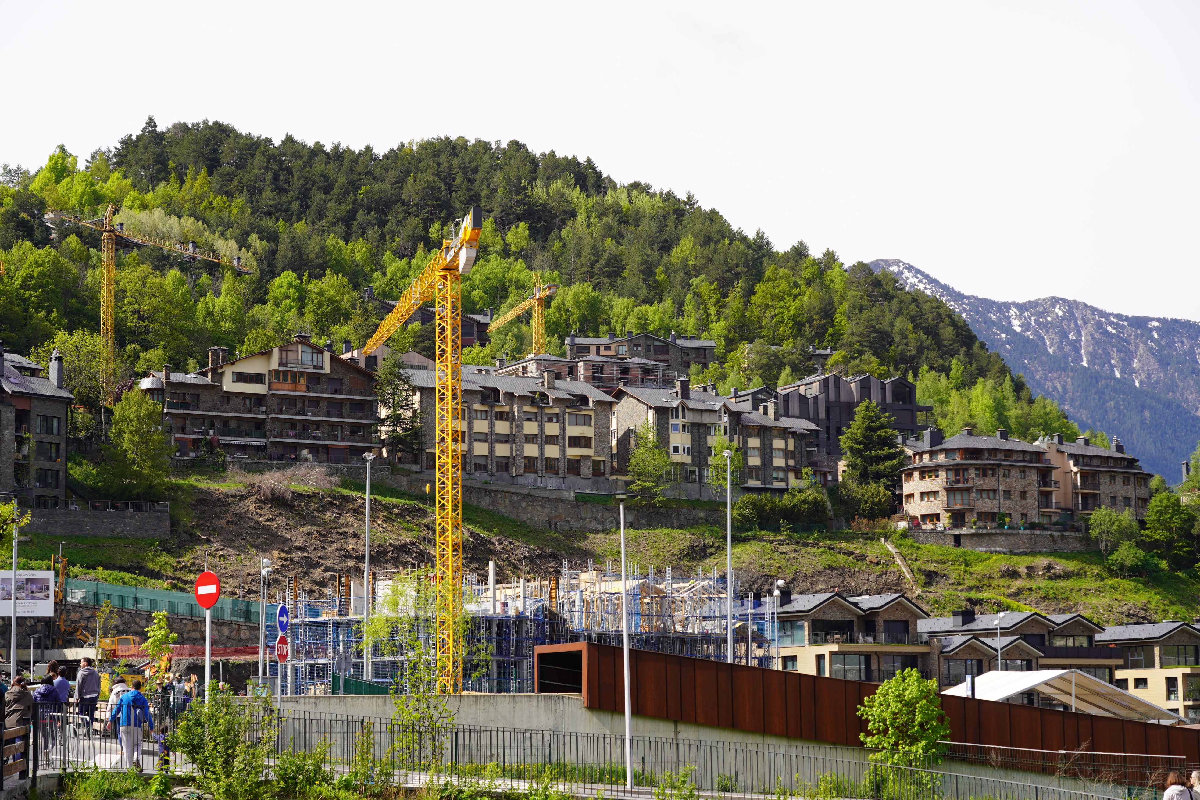 Obres de construcció de nous edificis a Ordino. Obres de construcció de nous edificis a Ordino.