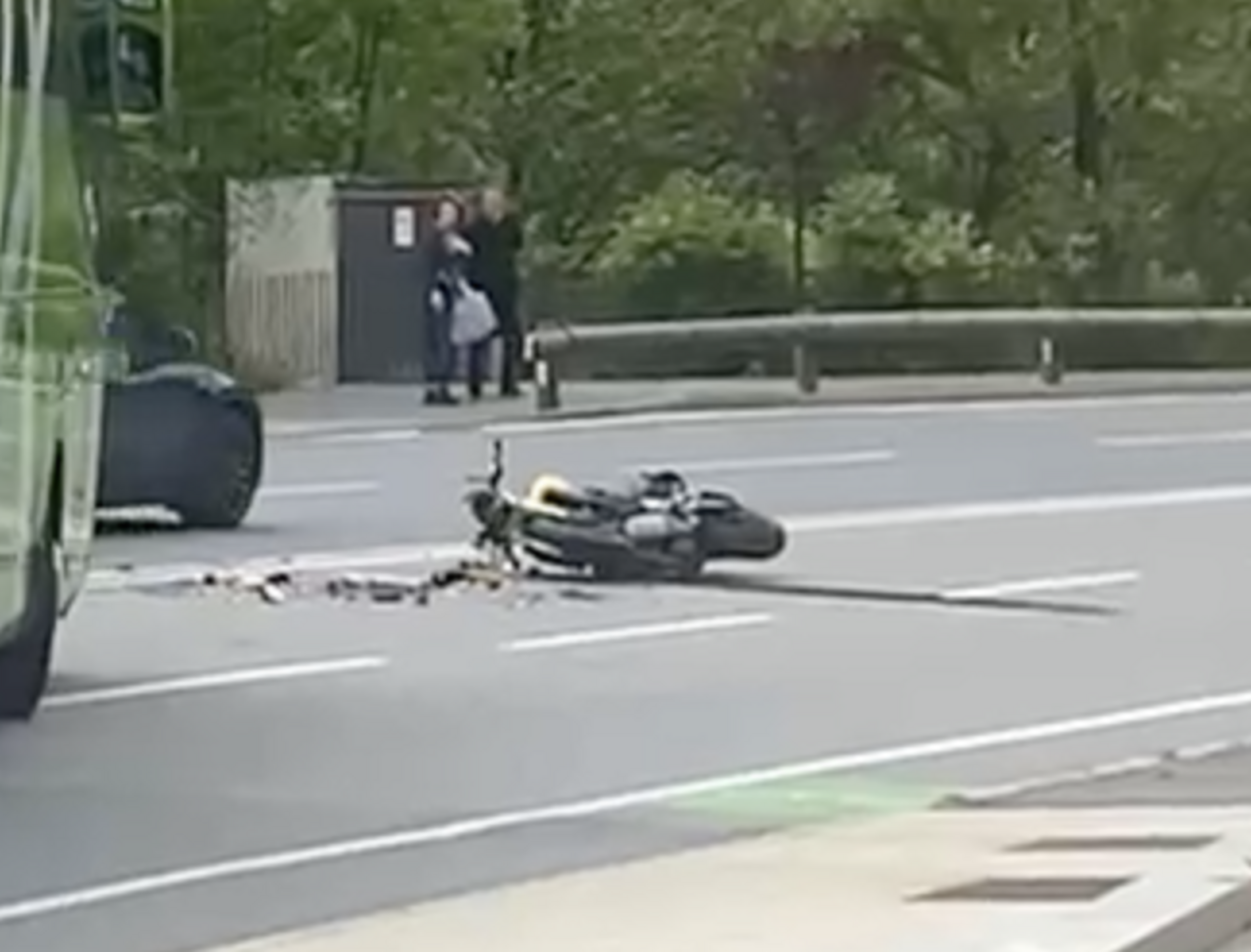 La moto sobre l'asfalt.