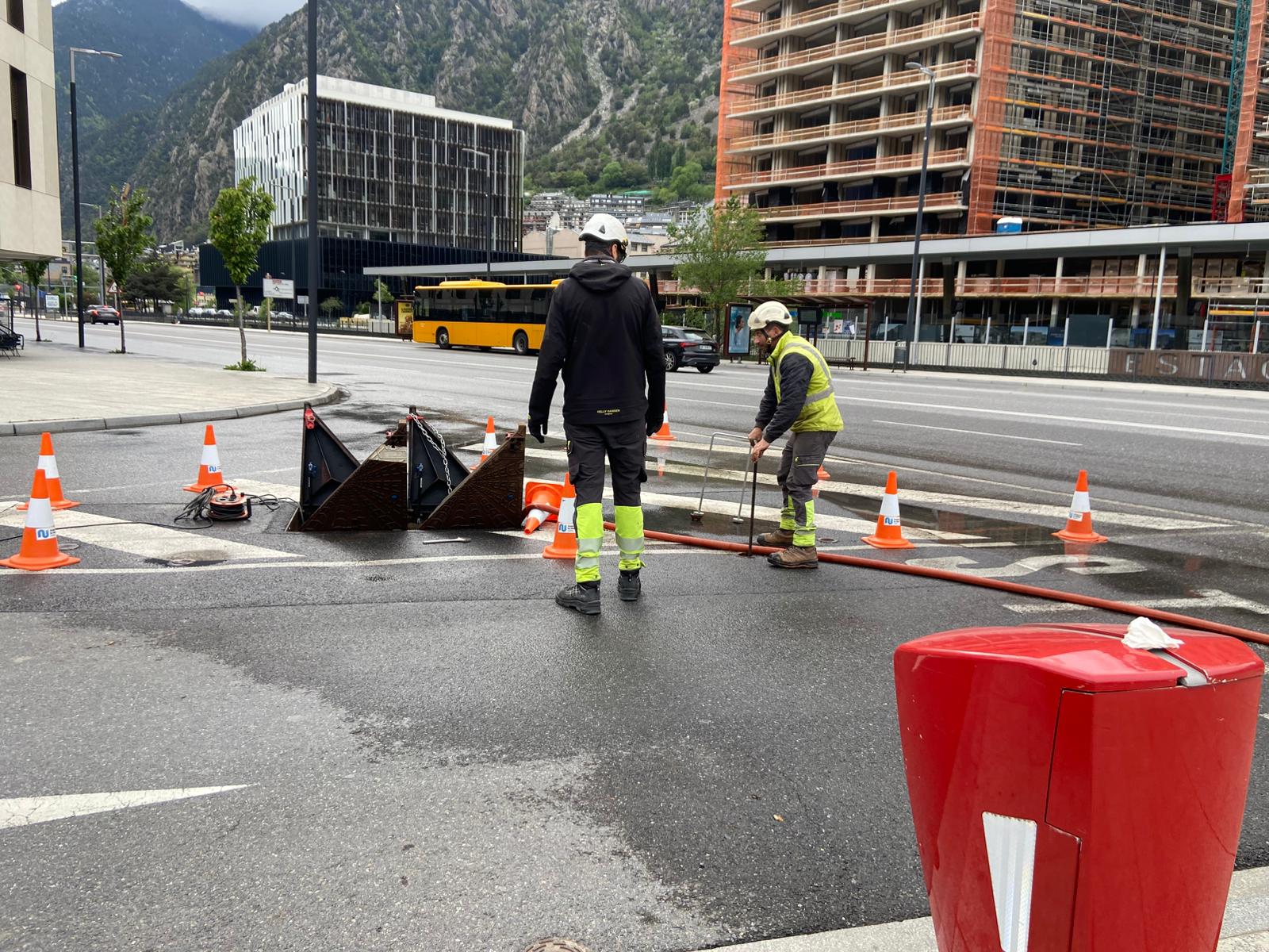 Fuita d'aigua a Andorra la Vella, davant l'estació d'autobusos.