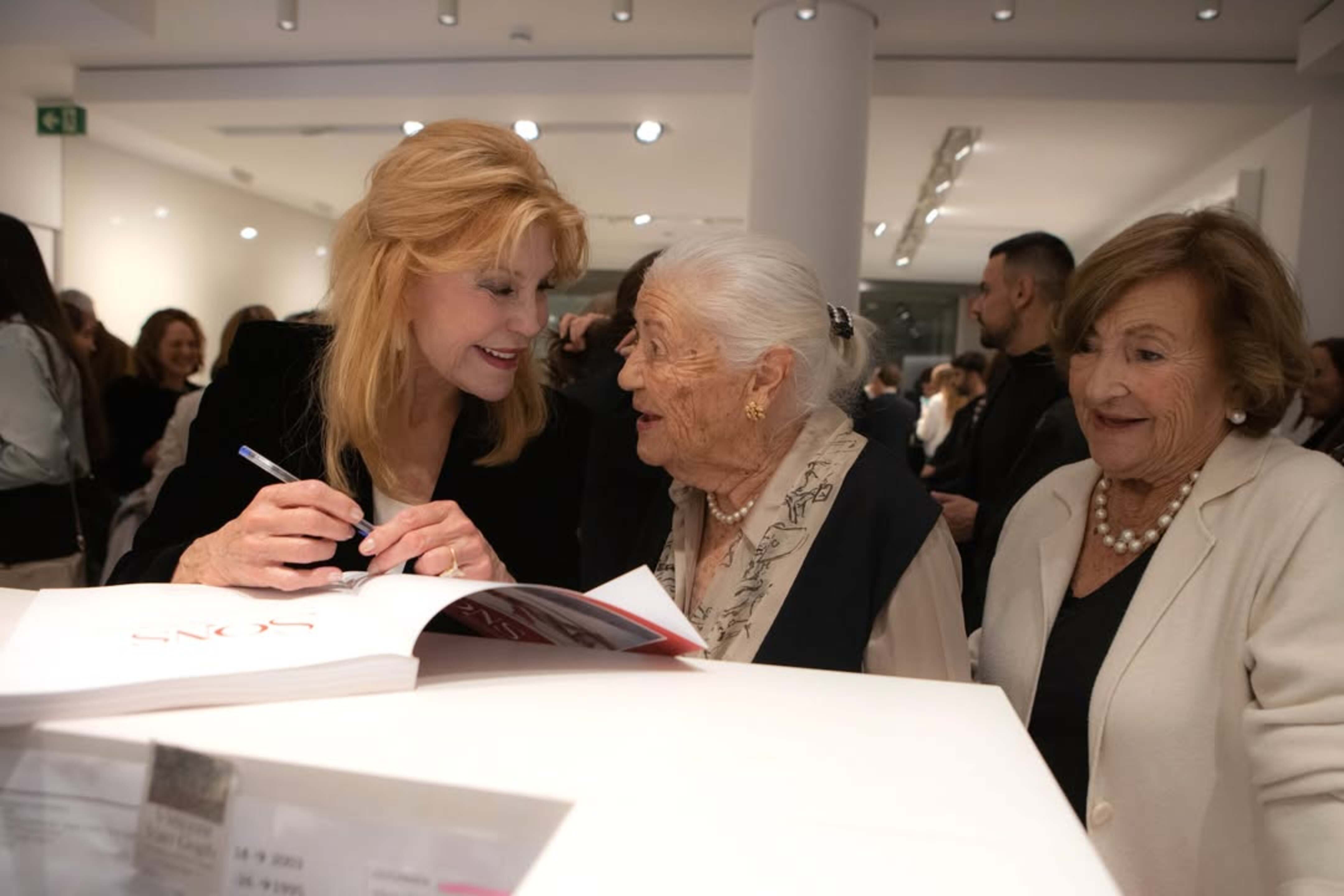 Carmen Thyssen conversant amb una de les assistents a la inauguració del muntatge 'Sons' al museu d'Escaldes.