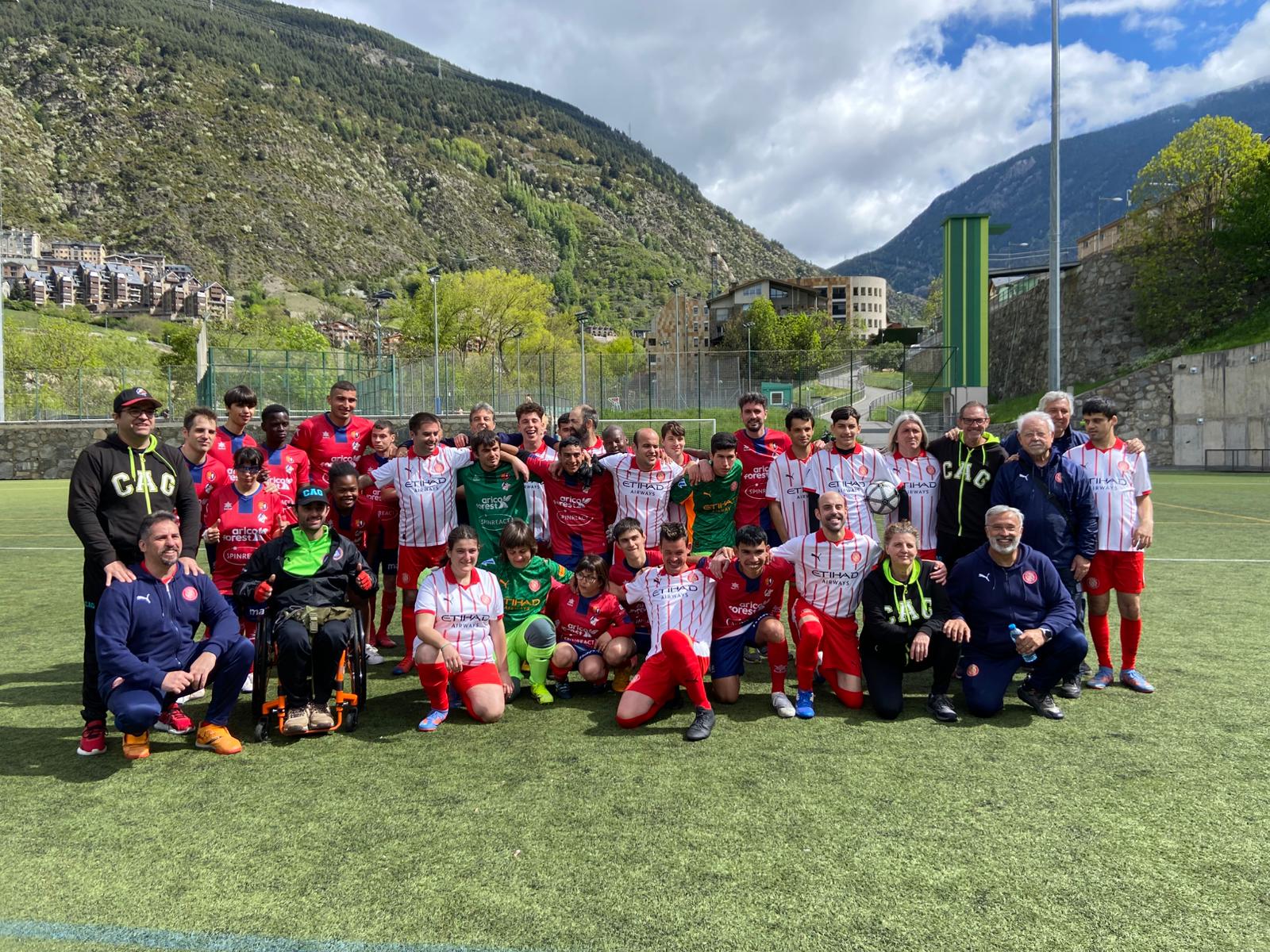 Els equips del Girona i l'Olot, junts en acabar el partit. Els equips del Girona i l'Olot, junts en acabar el partit.