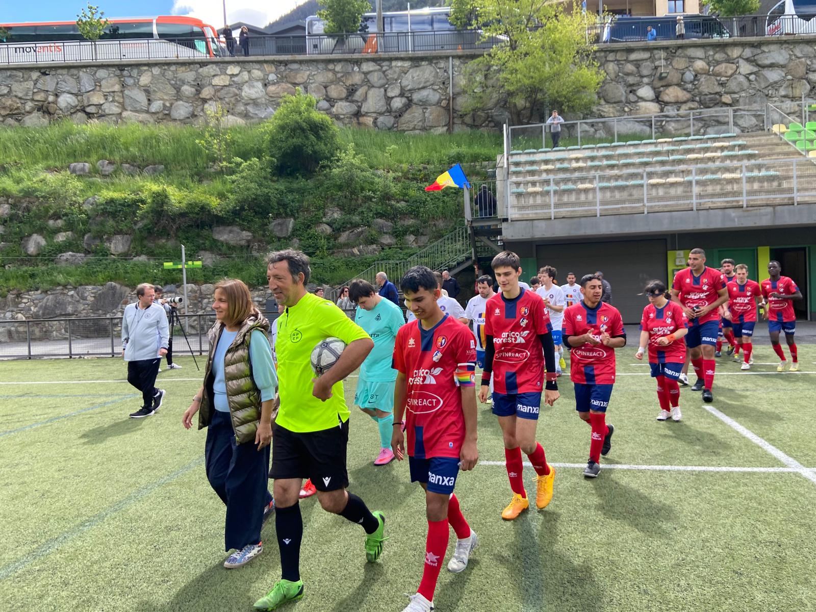 Sortida al terreny de joc dels jugadors de l'FC Andorra i l'Olot. Sortida al terreny de joc dels jugadors de l'FC Andorra i l'Olot.