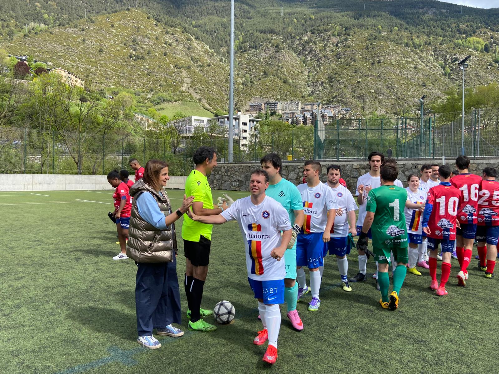 El capità de l'FC Andorra, Jordi Caetano, saludant a la ministra. El capità de l'FC Andorra, Jordi Caetano, saludant a la ministra.