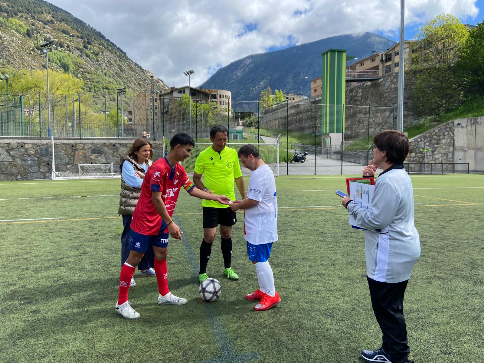 Entrega d'un obsequi per part de l'Olot a l'FC Andorra. Entrega d'un obsequi per part de l'Olot a l'FC Andorra.