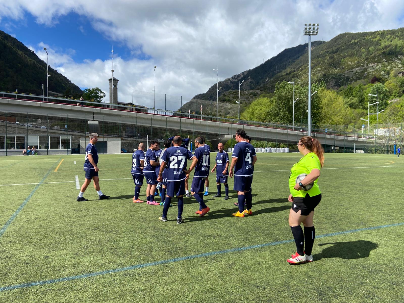 Els jugadors de l'Atlètic Lleida, preparats per al partit. Els jugadors de l'Atlètic Lleida, preparats per al partit.