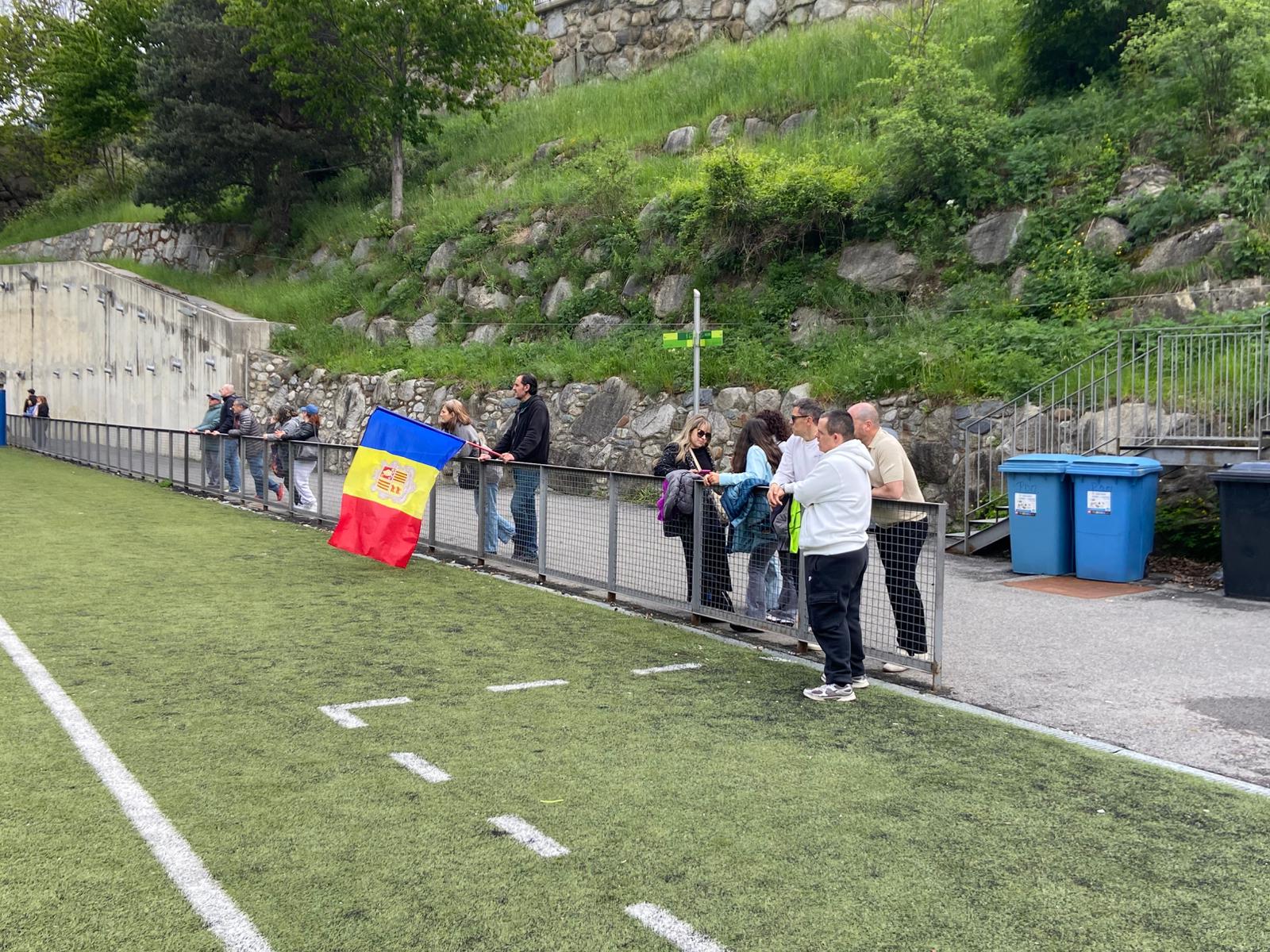 L'afició de l'FC Andorra, també present amb banderes. L'afició de l'FC Andorra, també present amb banderes.