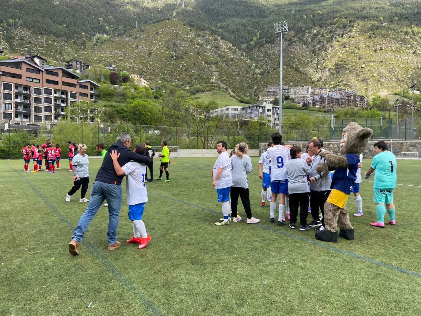 El secretari d'Estat d'Esports, Alain Cabanes, felicitant els tricolors. El secretari d'Estat d'Esports, Alain Cabanes, felicitant els tricolors.