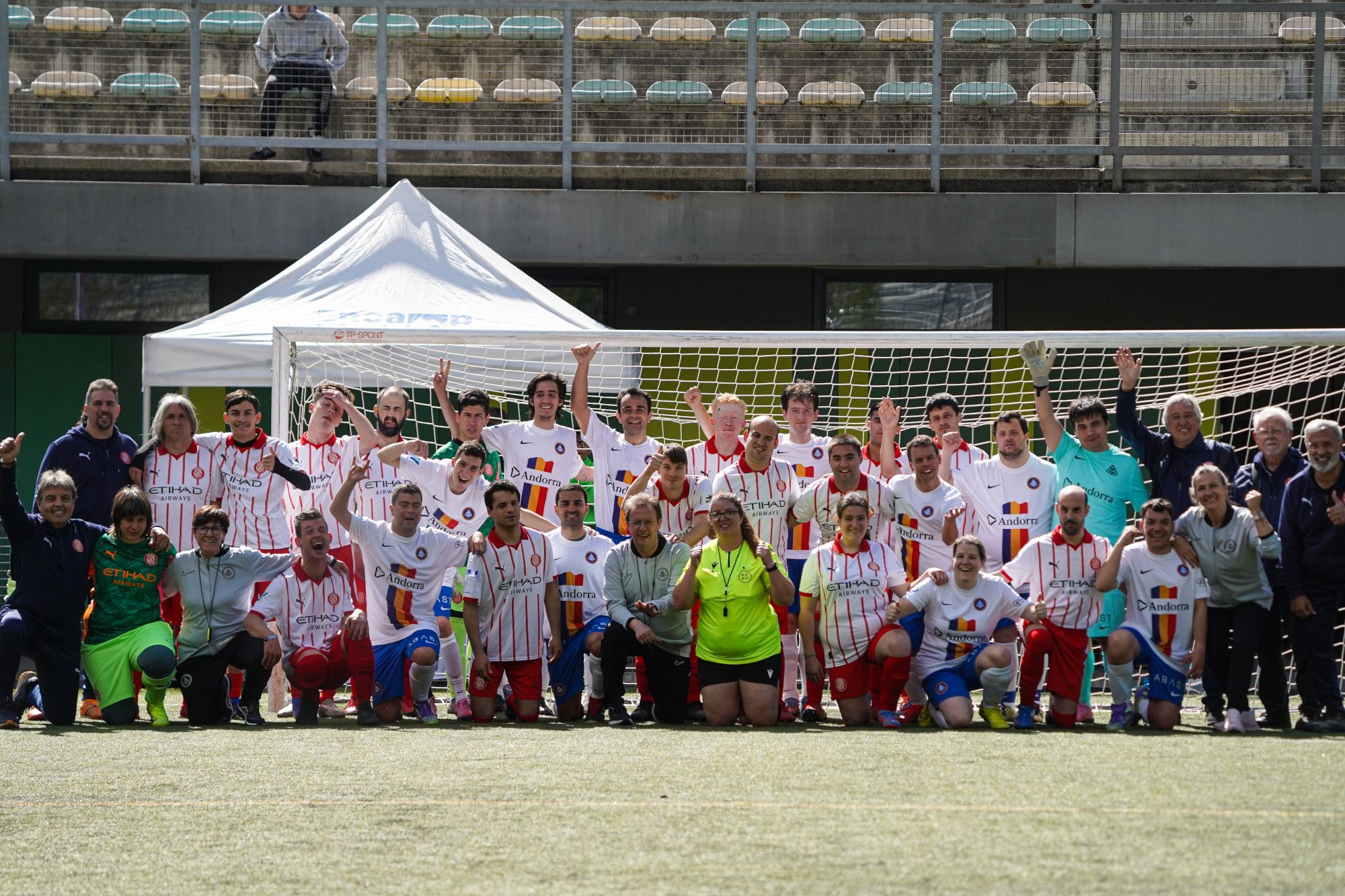 FC Andorra Genuine, Girona i àrbitres, tots junts celebrant.