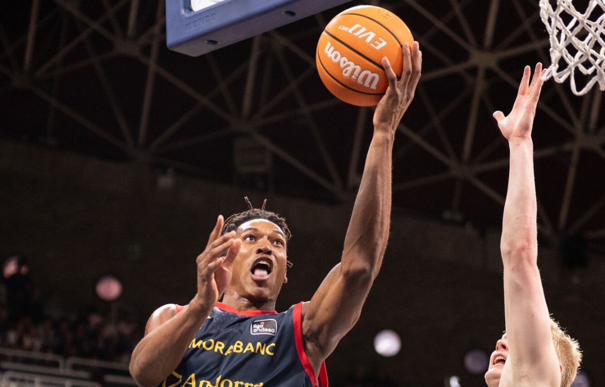 Yves Pons deixant una cistella.