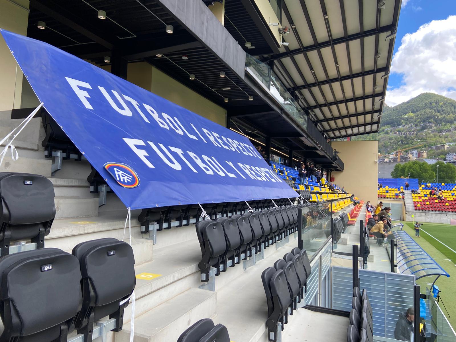 Aquesta ha estat la pancarta que lluïa a la zona de tribuna i llotja VIP.